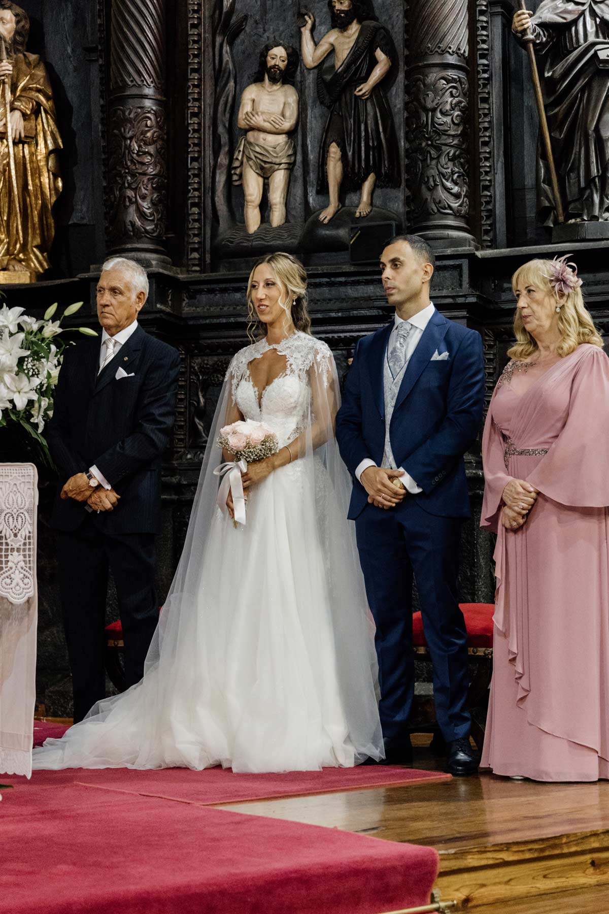 Novios у familiares durante la ceremonia religiosa de boda en Bilbao, captados por fotógrafo profesional.