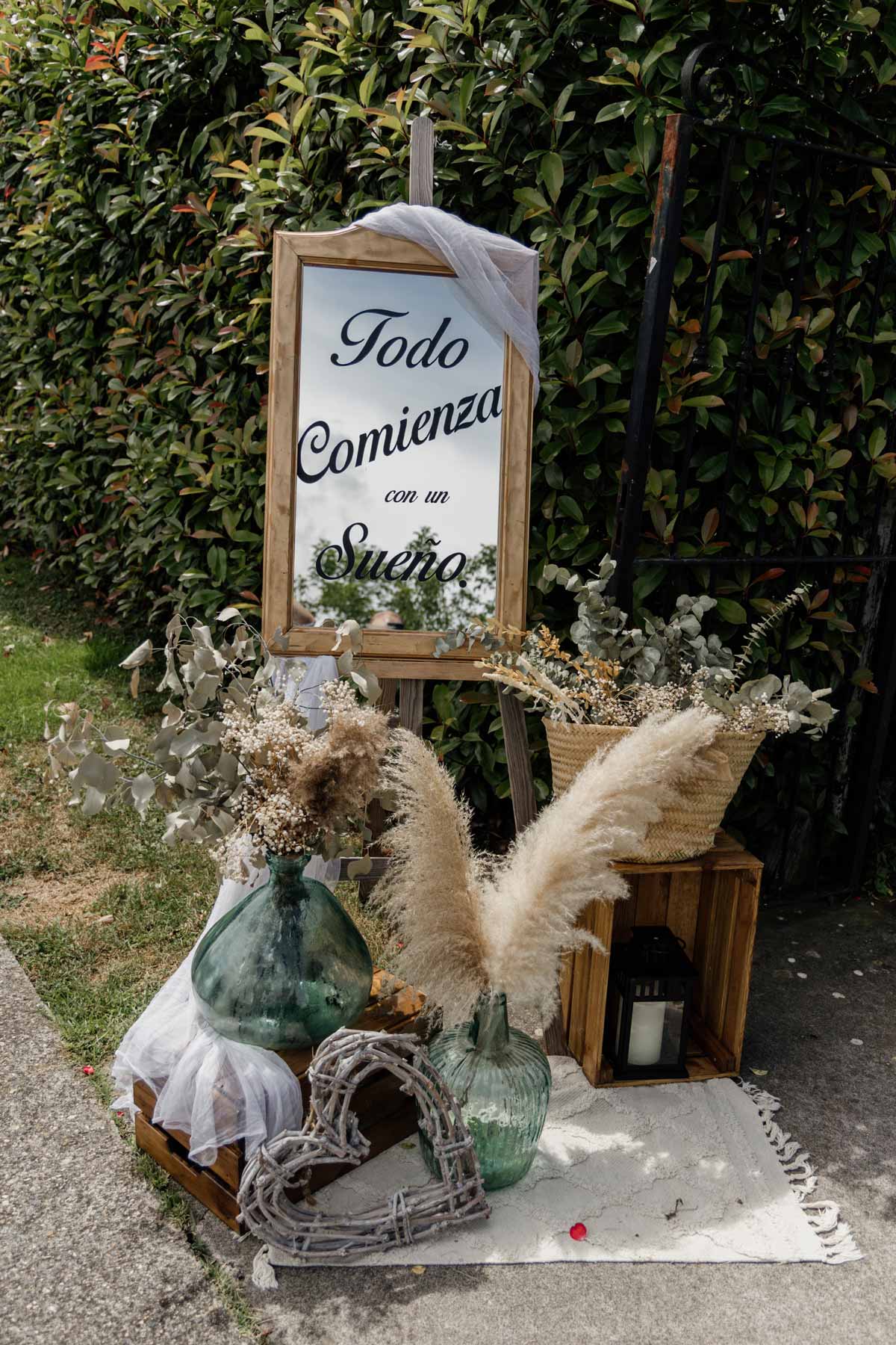 Decoración de boda con cartel 'Todo comienza con un sueño' y elementos rústicos - fotografía de bodas en Bilbao.