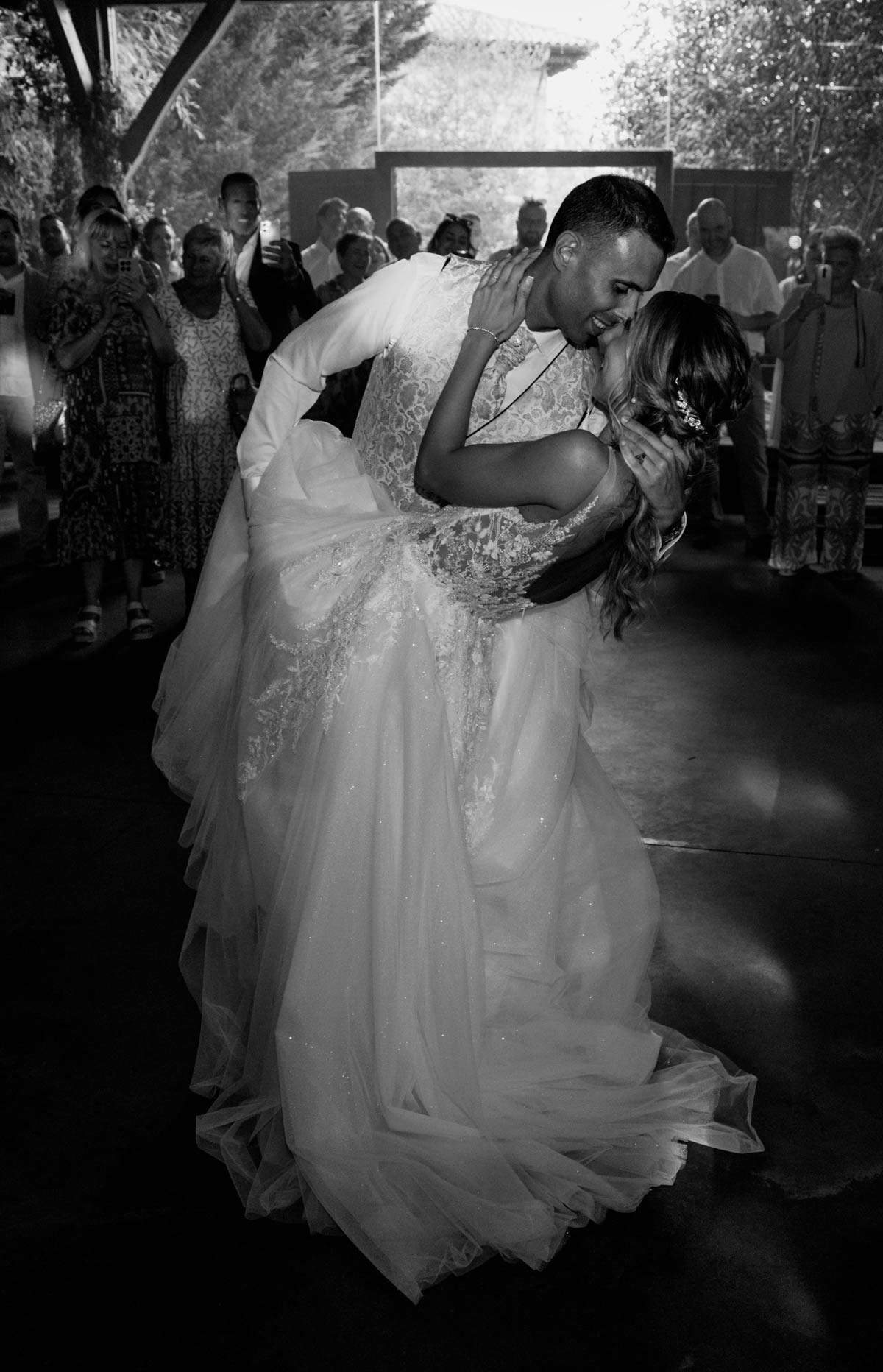Novios realizando su primer baile rodeados de invitados durante la celebración de boda - fotografía de bodas en Bilbao.