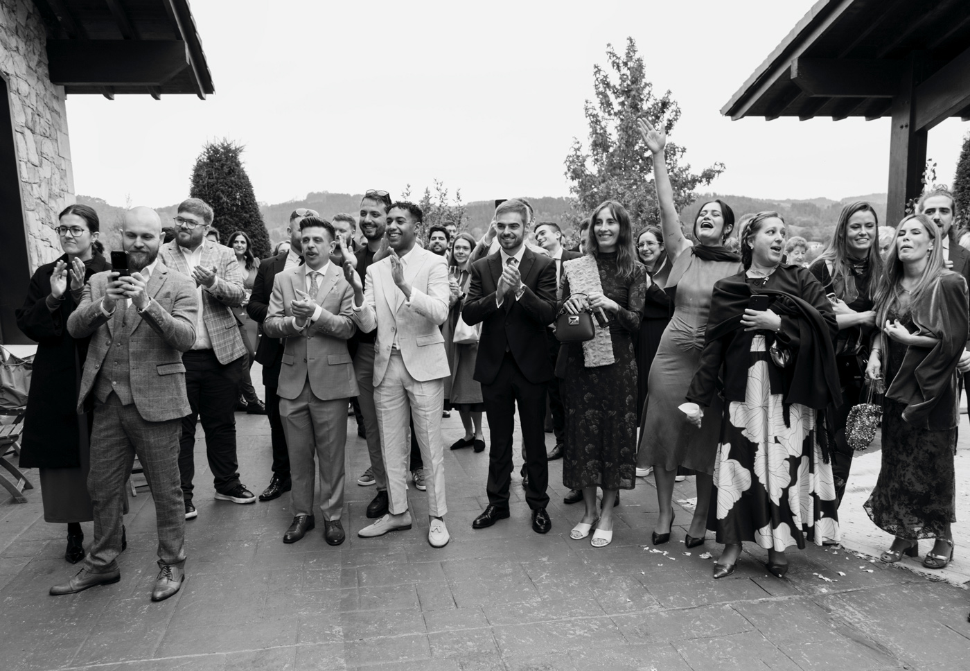 Grupo de invitados aplaudiendo y celebrando durante una boda en Bizkaia, fotografía documental de North Producciones.
