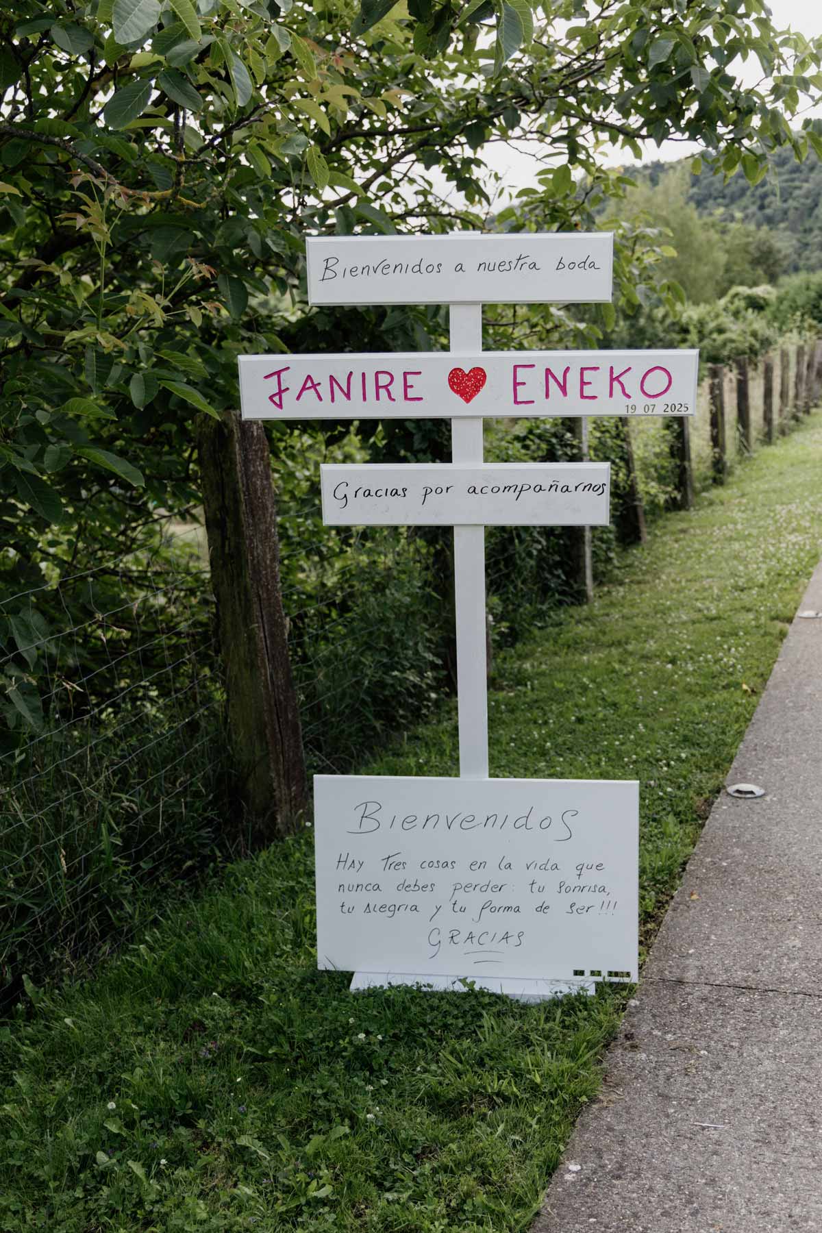 Cartel de bienvenida a la boda de Janire y Eneko en un camino rural - fotografía de boda en Bilbao.