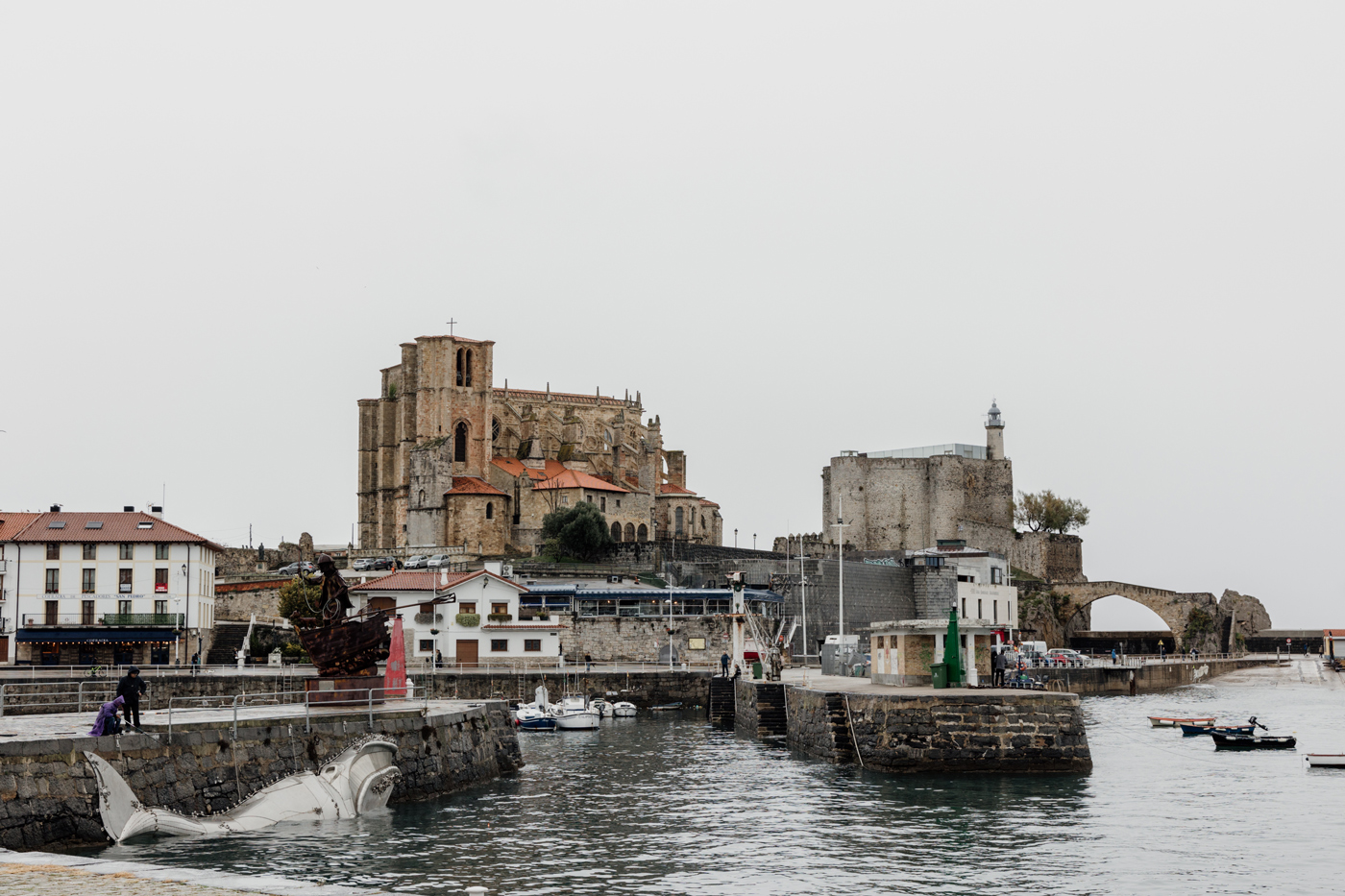 Vista de la iglesia de Santa María y el castillo faro De Castro Urdiales en Cantabria, una localización emblemática para bodas