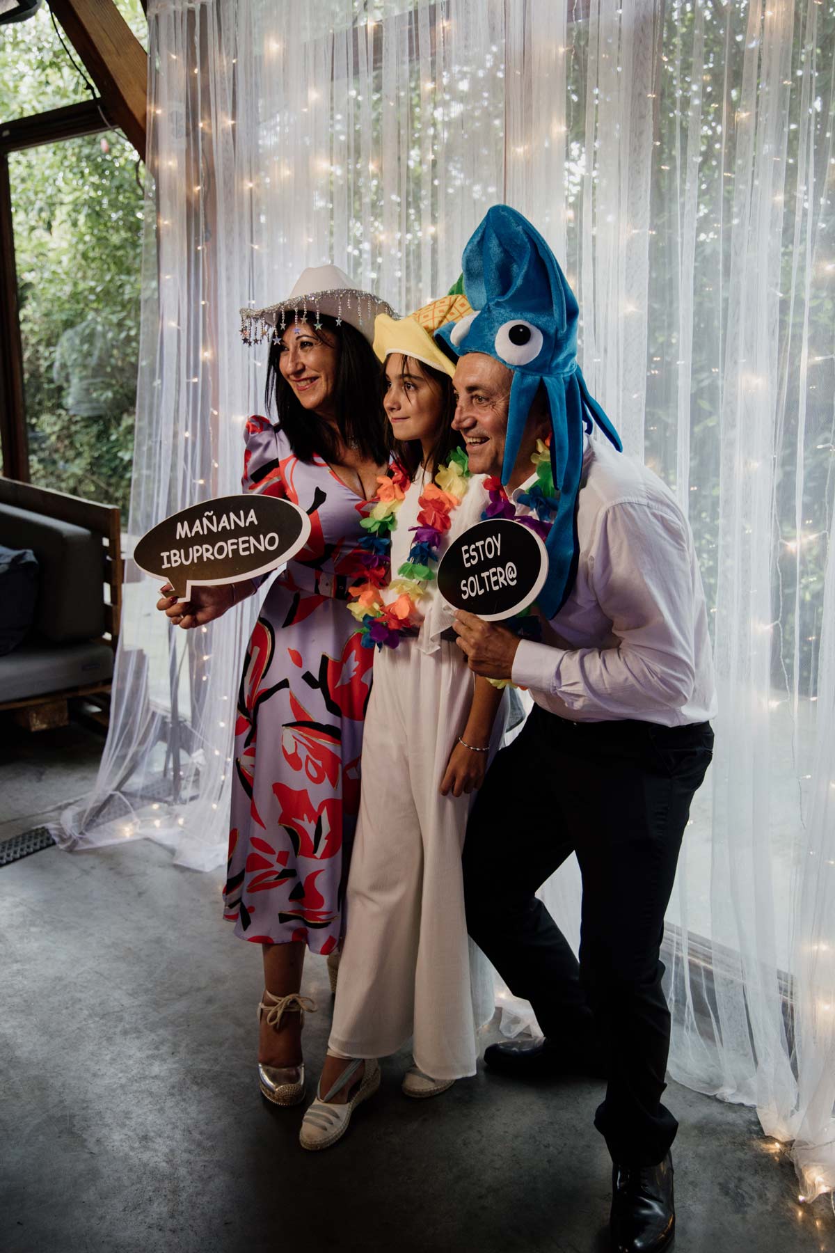 Invitados divirtiéndose en el photocall con disfraces durante una boda - fotógrafo de bodas en Bilbao.