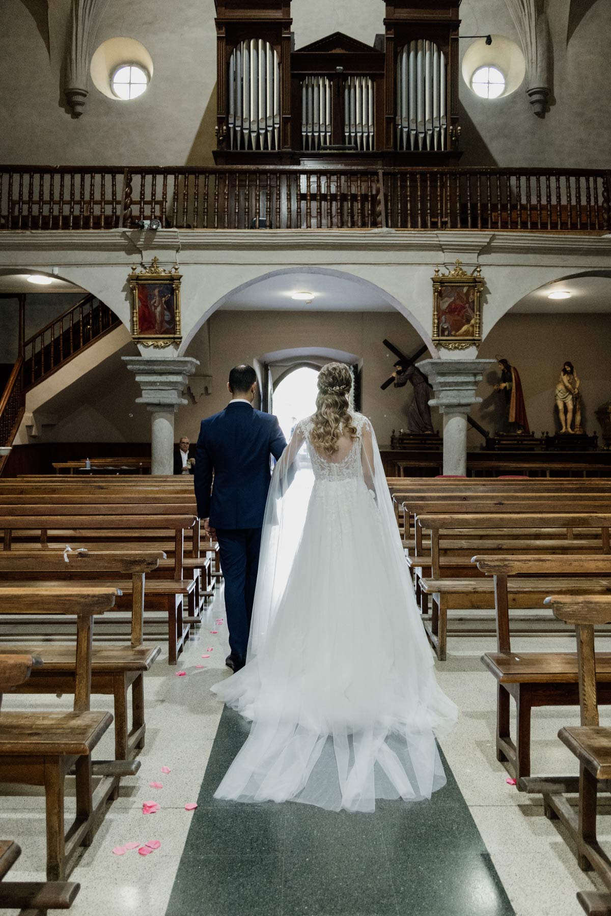 Novios caminando por el pasillo de una iglesia después de la ceremonia de boda - fotógrafo de bodas en Bilbao.