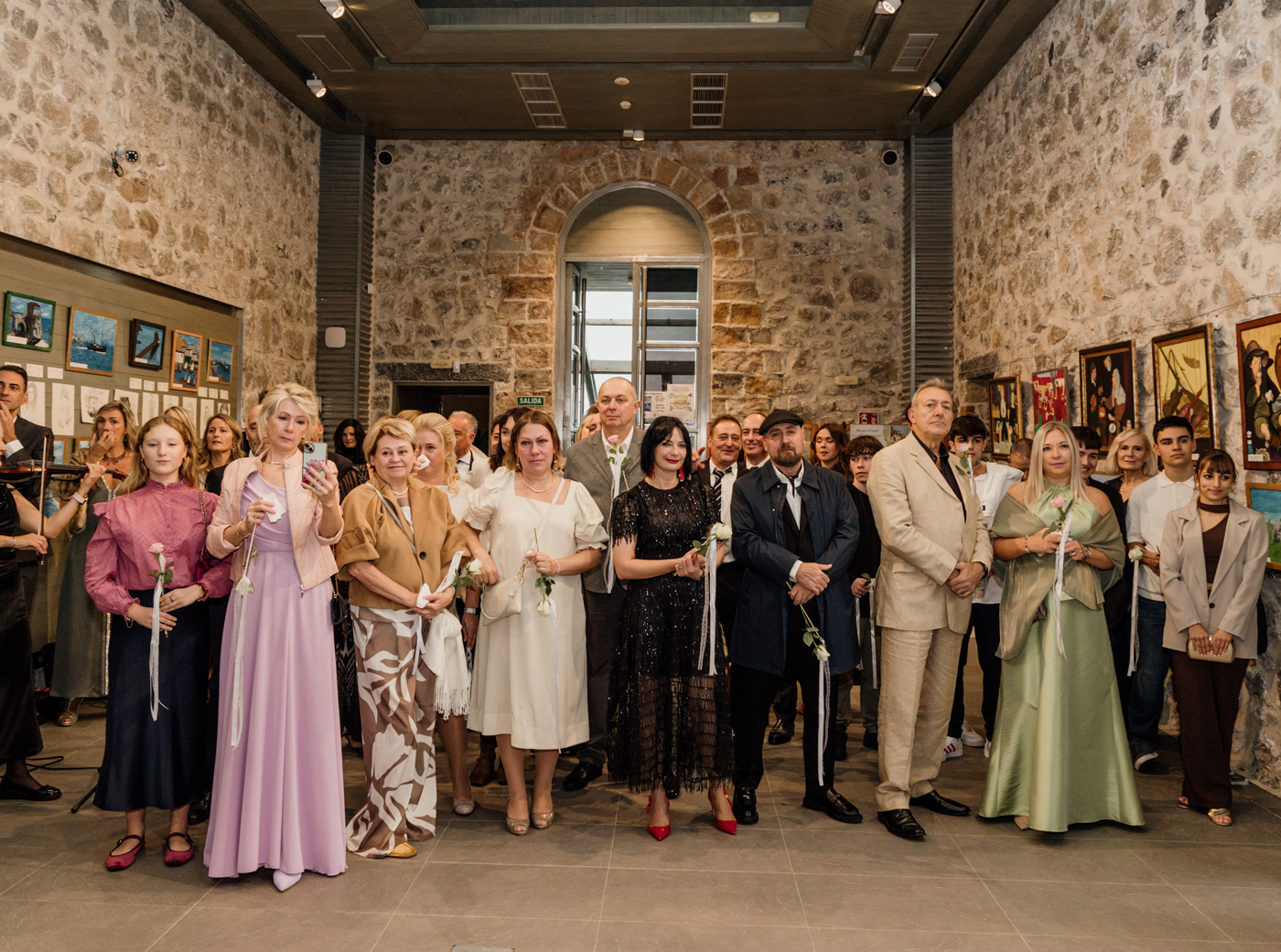 Grupo de invitados reunidos en un espacio de piedra durante una boda en Cantabria