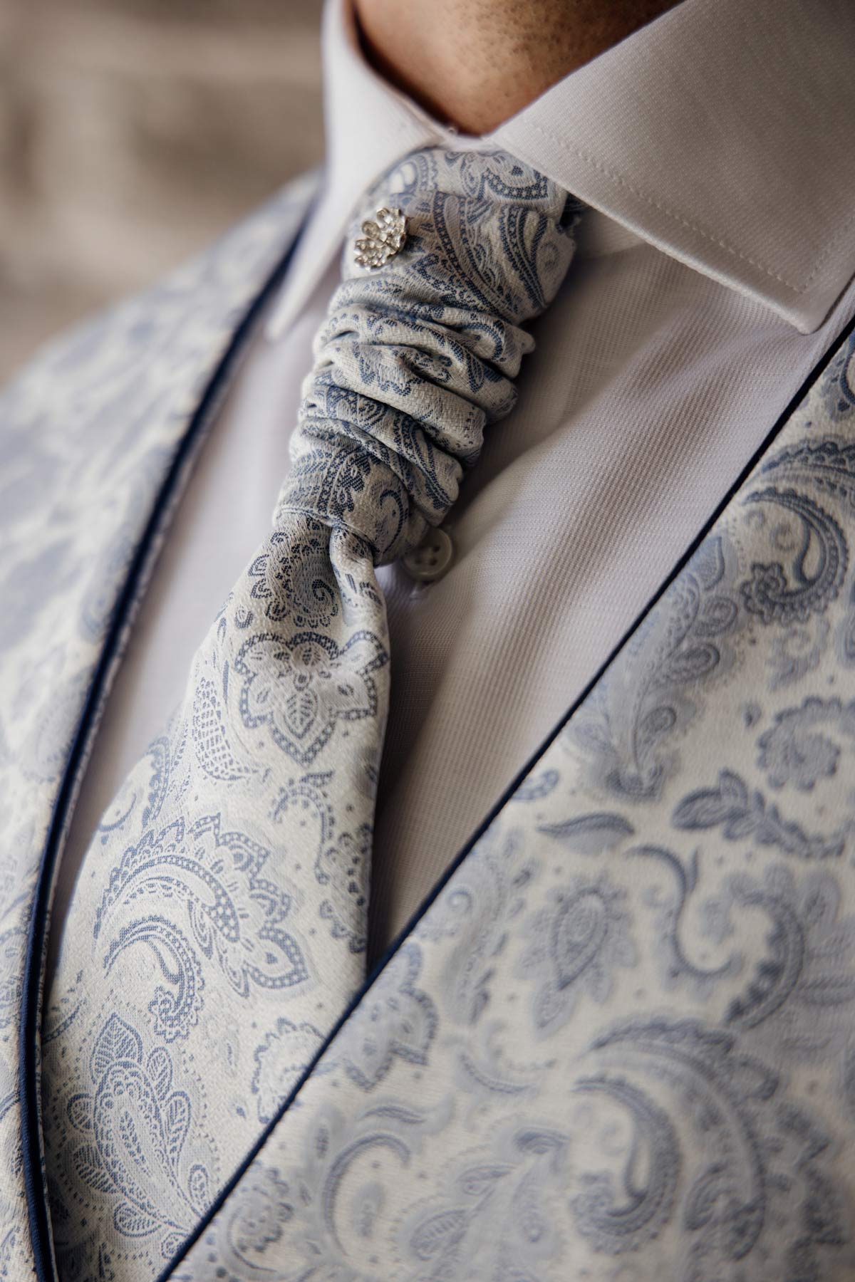 Detalle del traje del novio con chaleco y corbata elegante durante una boda - fotografía de bodas en Bilbao.
