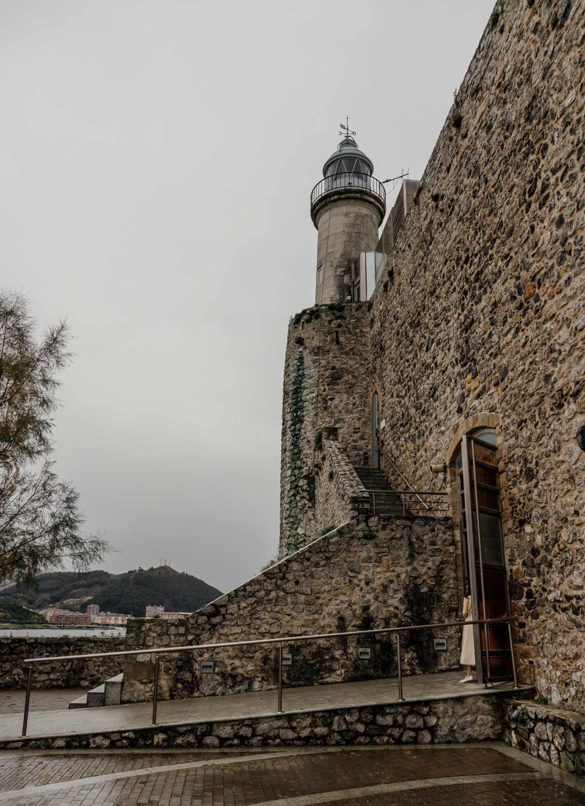 Faro y muralla De Castro Urdiales, localización para reportajes de boda y sesiones de pareja