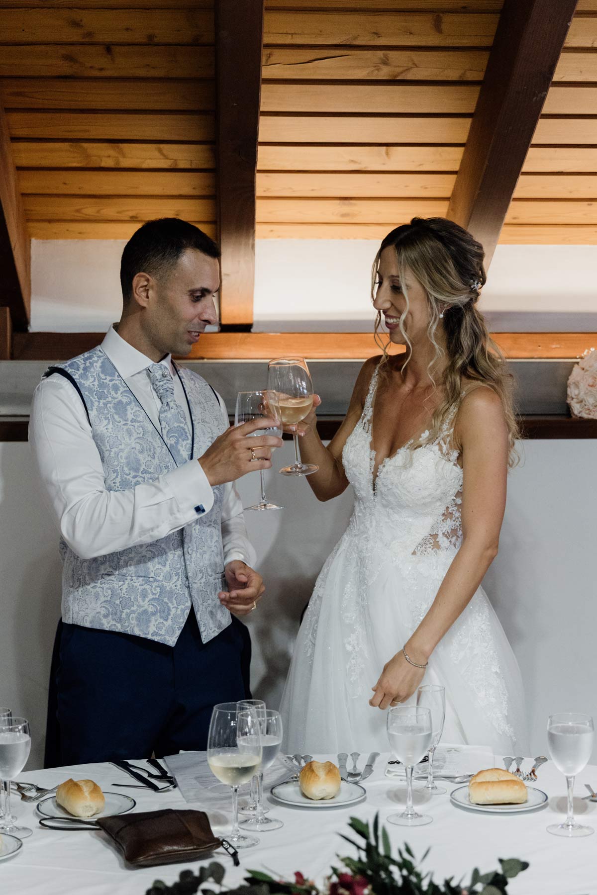 Novios brindando durante el banquete de su boda, captados por un fotógrafo de bodas en Bilbao.