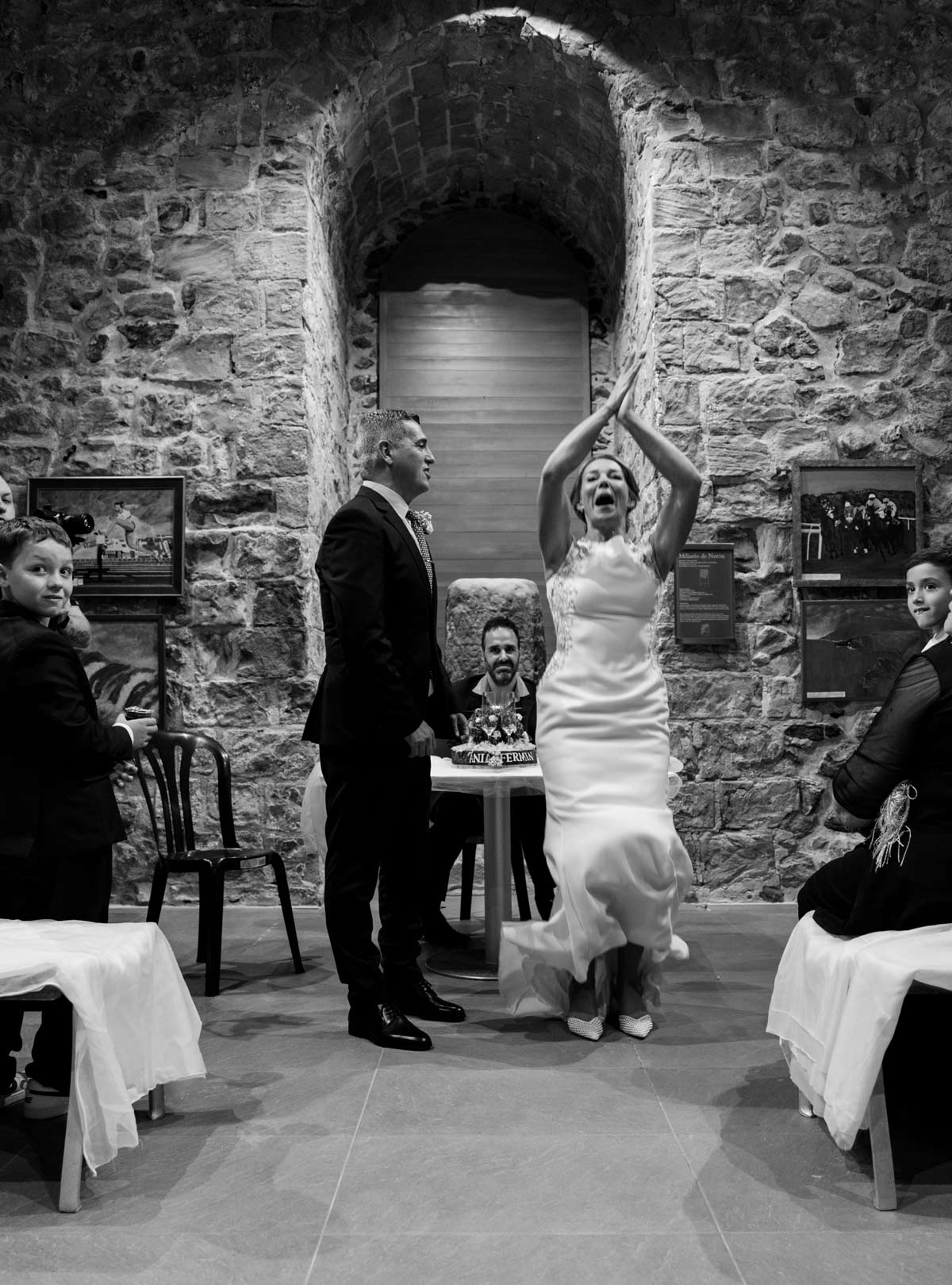 Novia bailando durante una boda en Cantabria, fotografía artística en blanco y negro con estilo documental