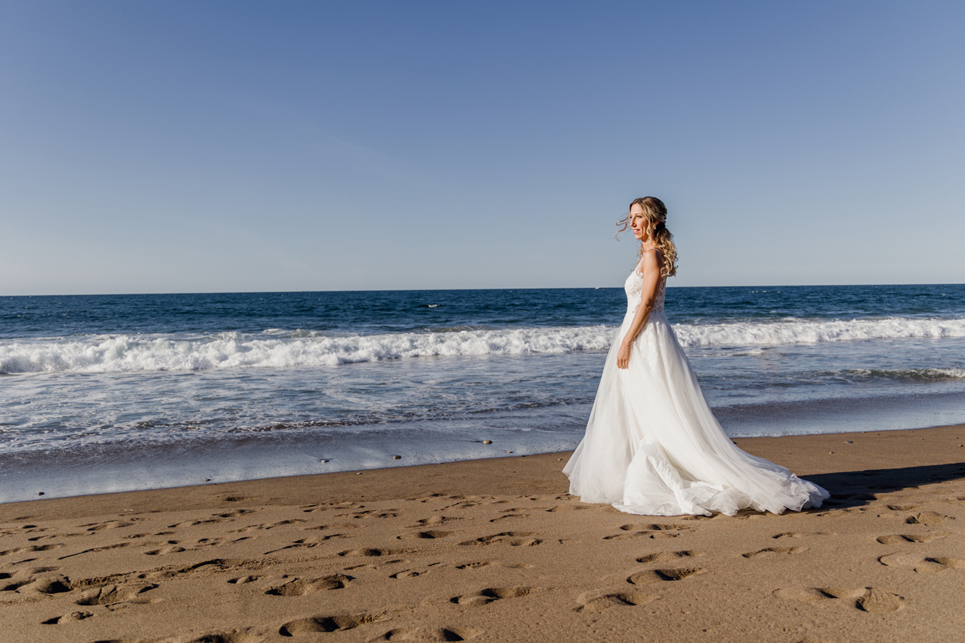 Novia caminando por la playa con su vestido de boda — Fotógrafo de bodas en Bilbao y Bizkaia.
