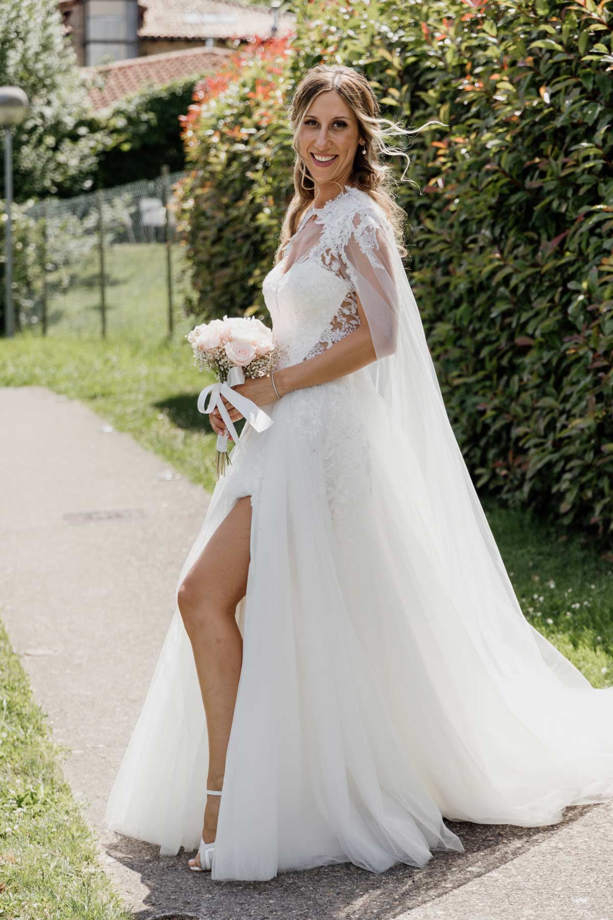 Novia caminando y posando con su ramo al aire libre durante su boda, fotografiada por un fotógrafo de bodas en Bilbao.