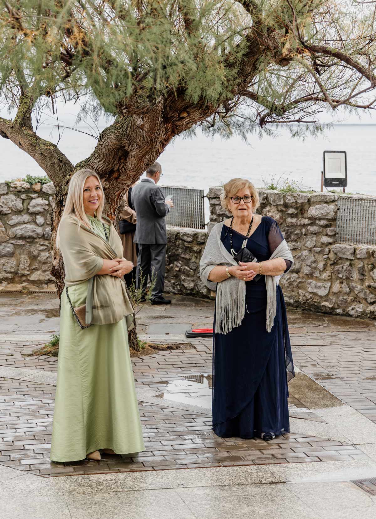 Fotografía de boda en Castro Urdiales con invitadas disfrutando del evento, realizada por North Producciones