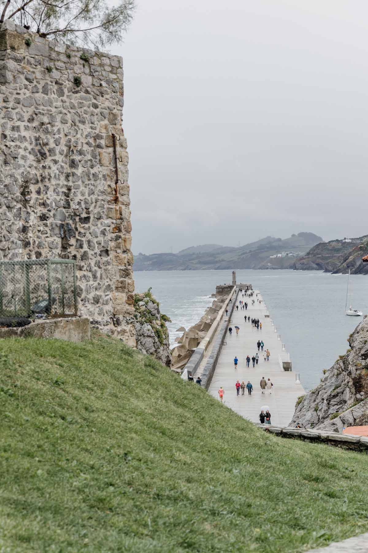 Vista del camino hacia el faro De Castro Urdiales