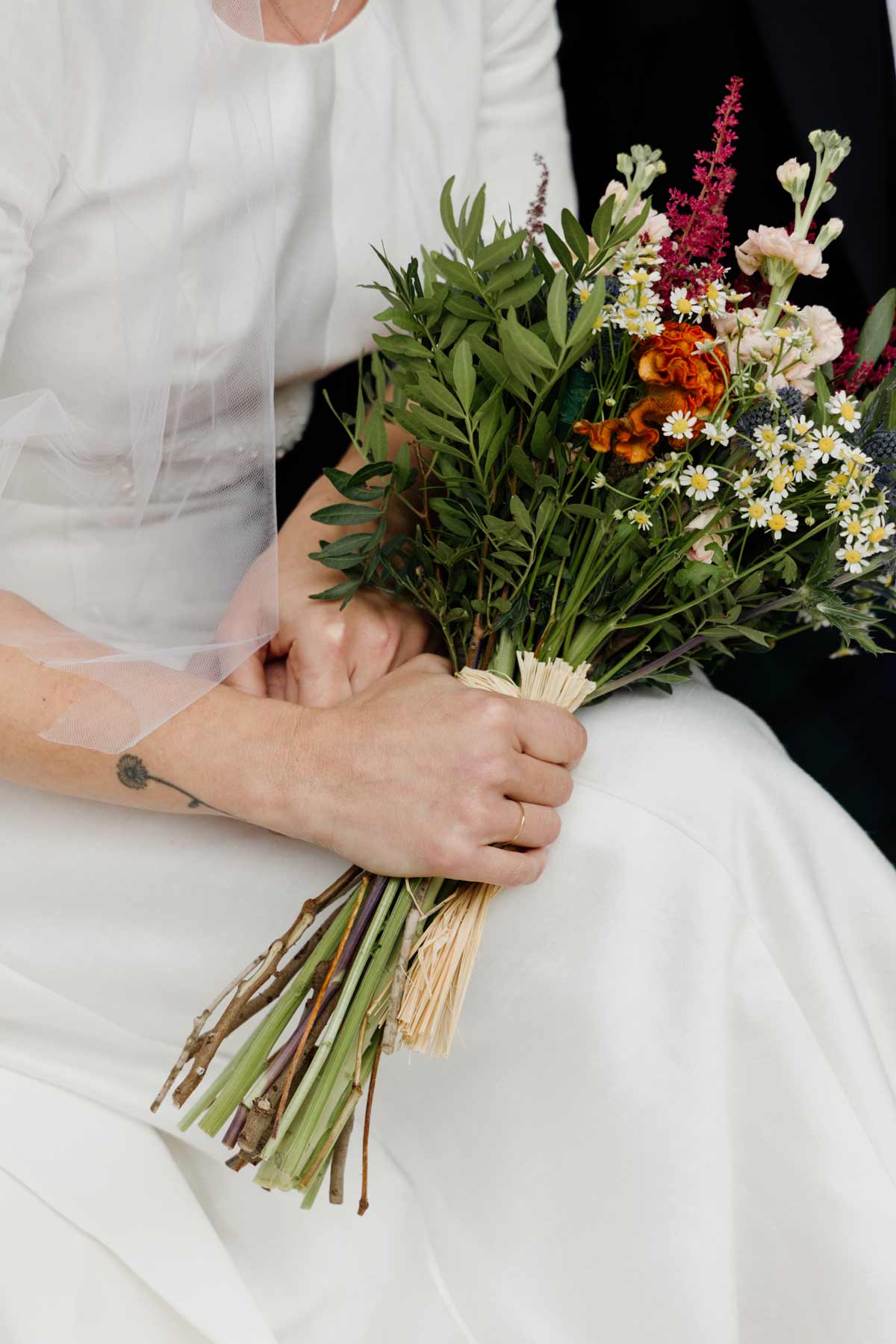 Detalle del ramo de novia sostenido entre las manos, fotografia de boda capturada por un fotógrafo de bodas en Bizkaia.