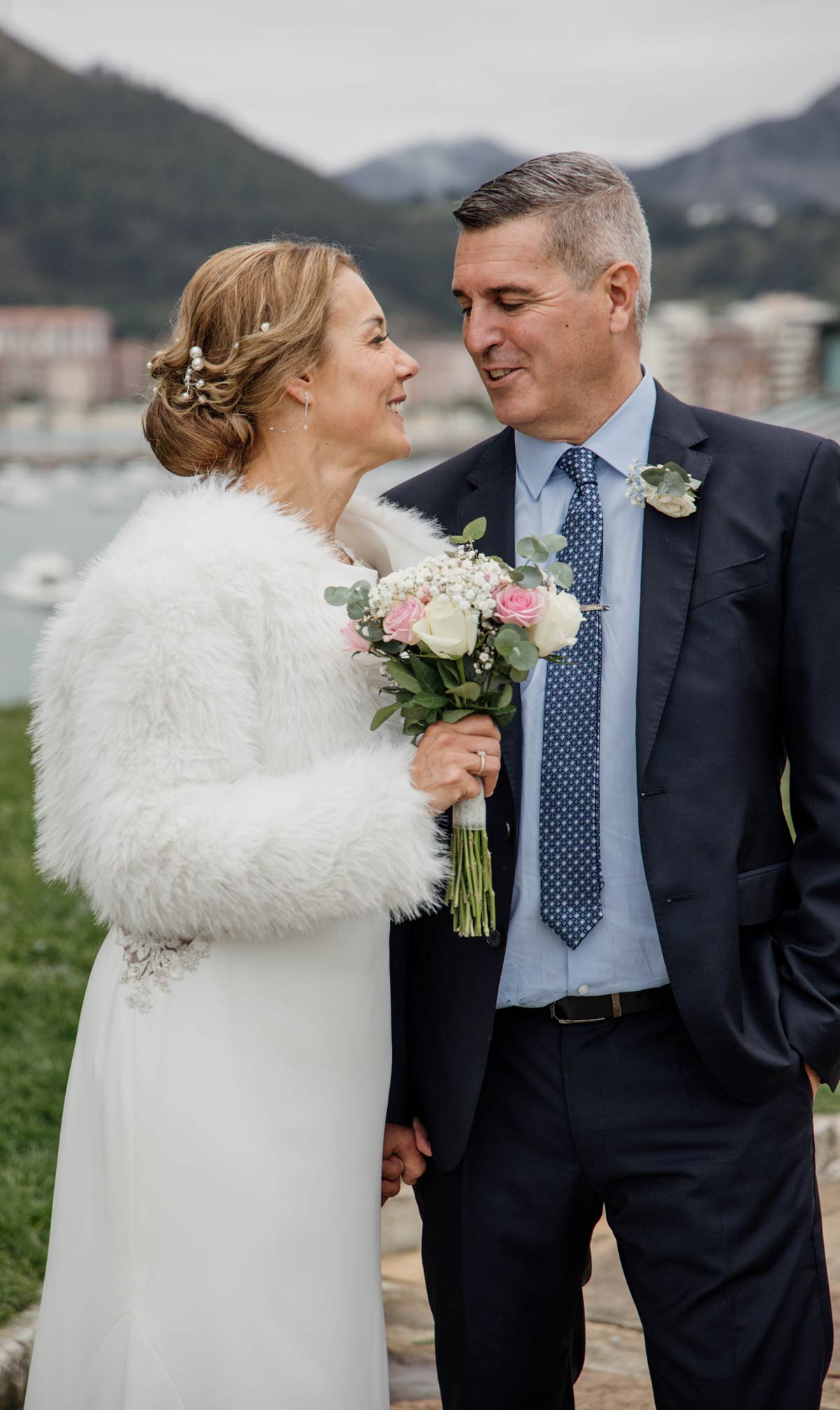 Pareja de recién casados sonriendo durante su boda en Cantabria