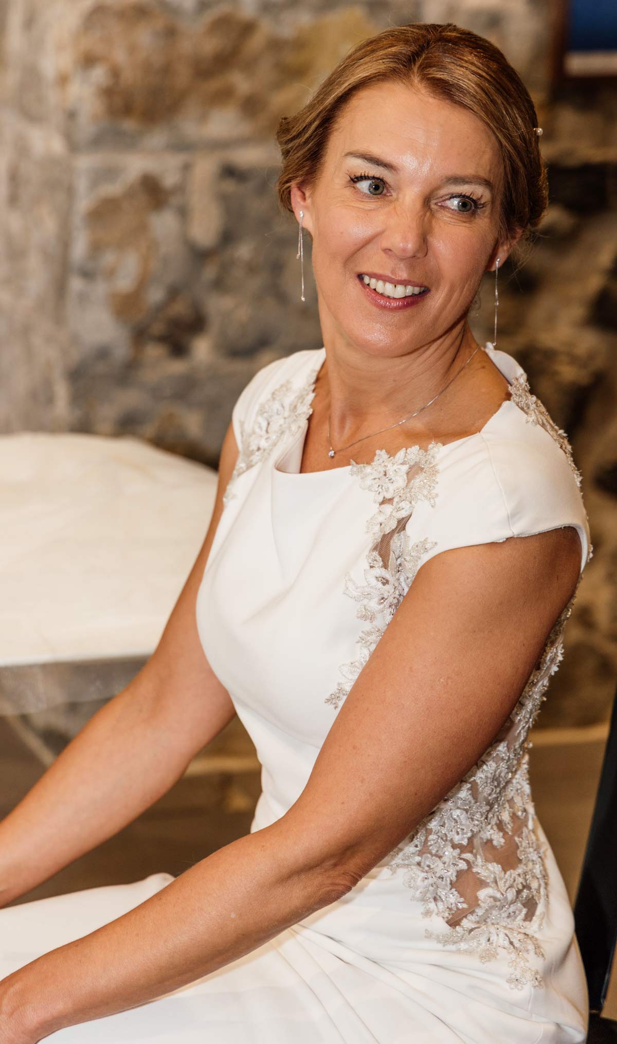 Novia sonriendo durante los preparativos de su boda en Cantabria