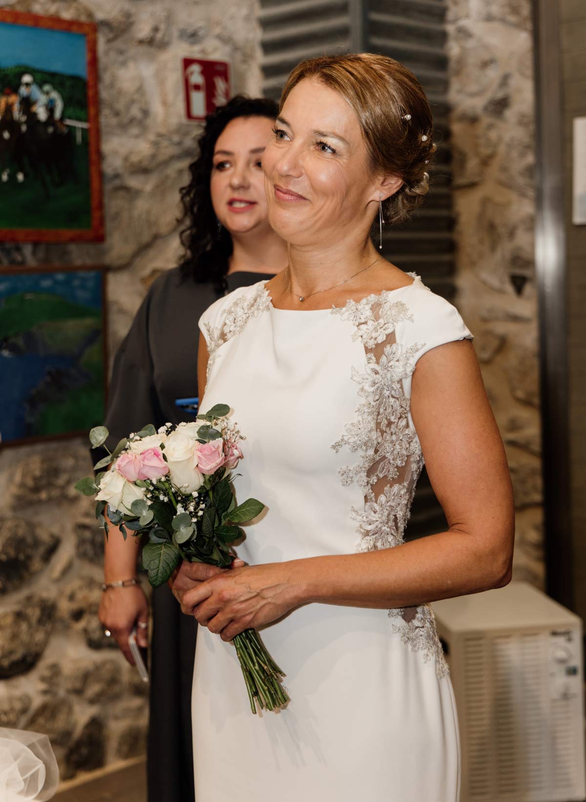 Novia sosteniendo su ramo antes de la ceremonia en una boda en Cantabria