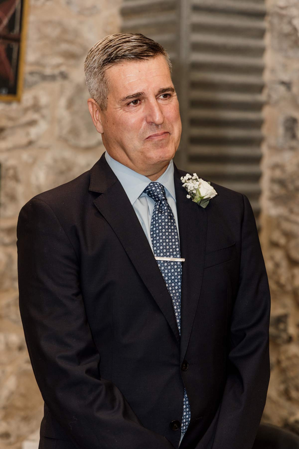 Retrato del novio durante una boda en Cantabria.