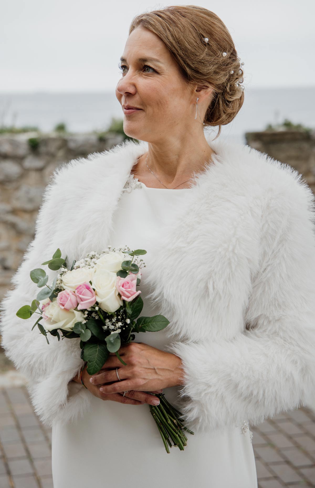 Novia posando con su ramo en una boda en Cantabria