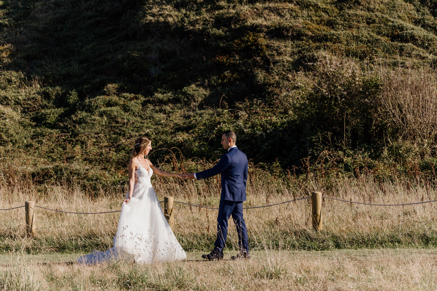 Pareja de novios caminando en un entorno natural durante su boda — Fotógrafo de bodas en Bilbao y Bizkaia.