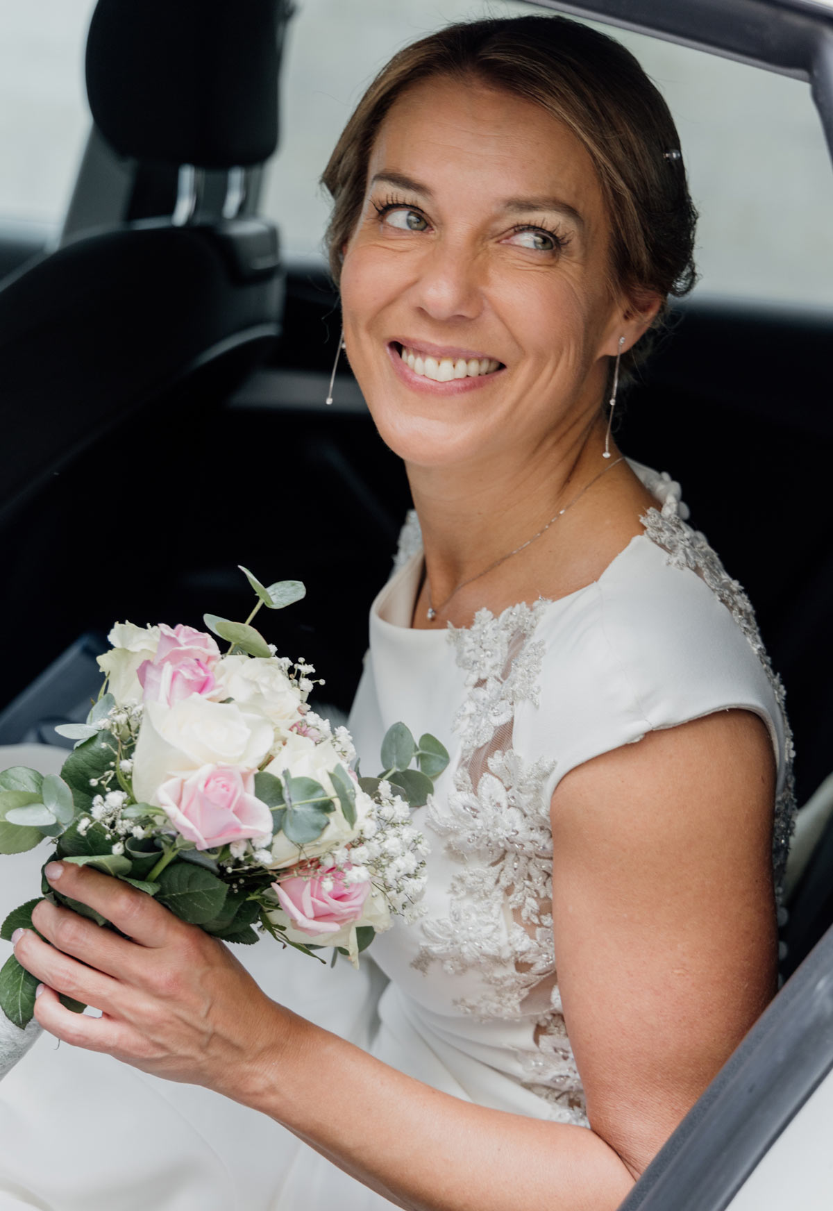 Novia sosteniendo su ramo antes de la ceremonia de boda en Cantabria