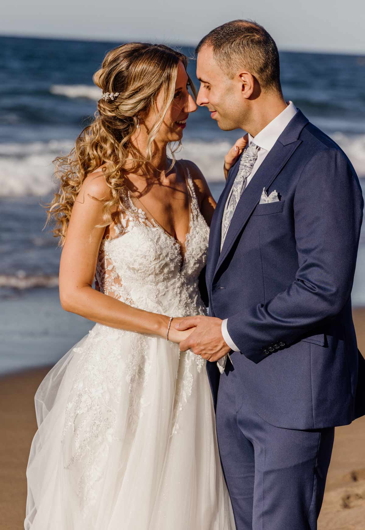 Pareja de novios posando frente al mar durante su boda — Fotógrafo de bodas en Bilbao y Bizkaia.