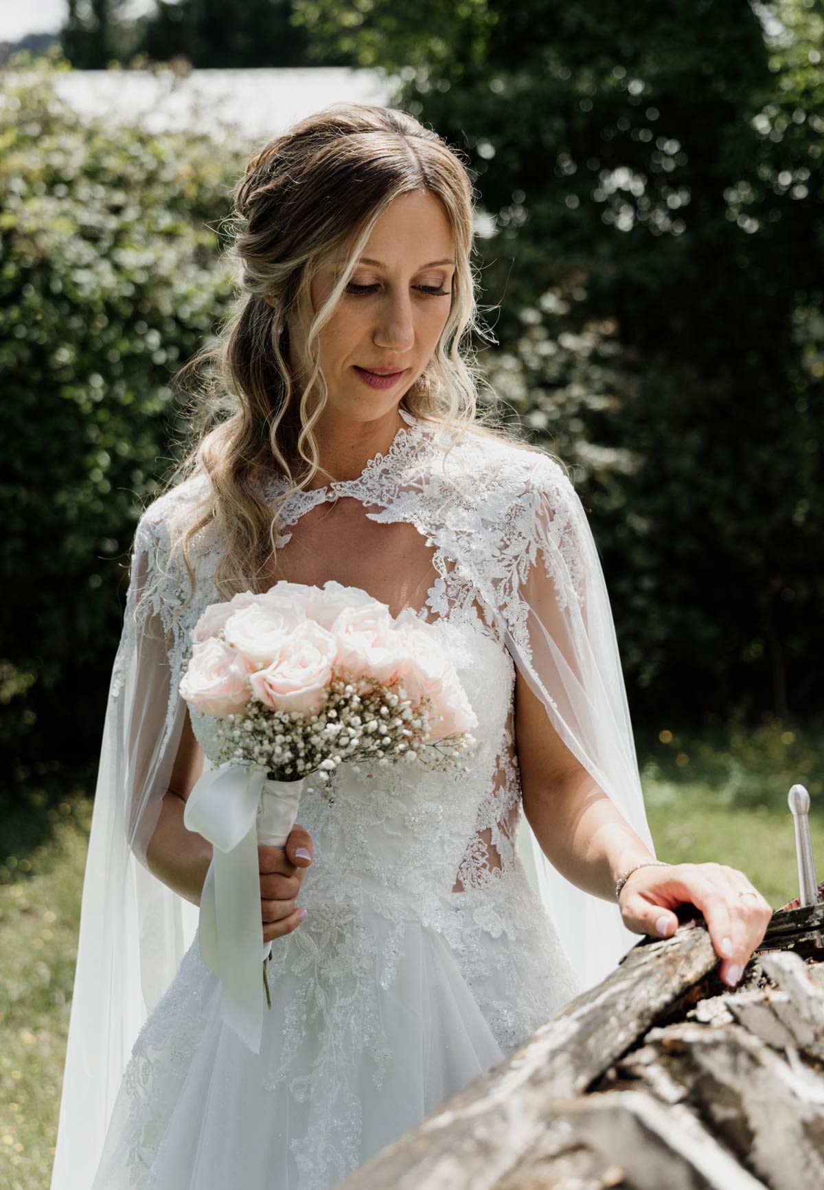 Novia con su vestido y ramo posando al aire libre, fotografiada por un fotógrafo de bodas en Bilbao.