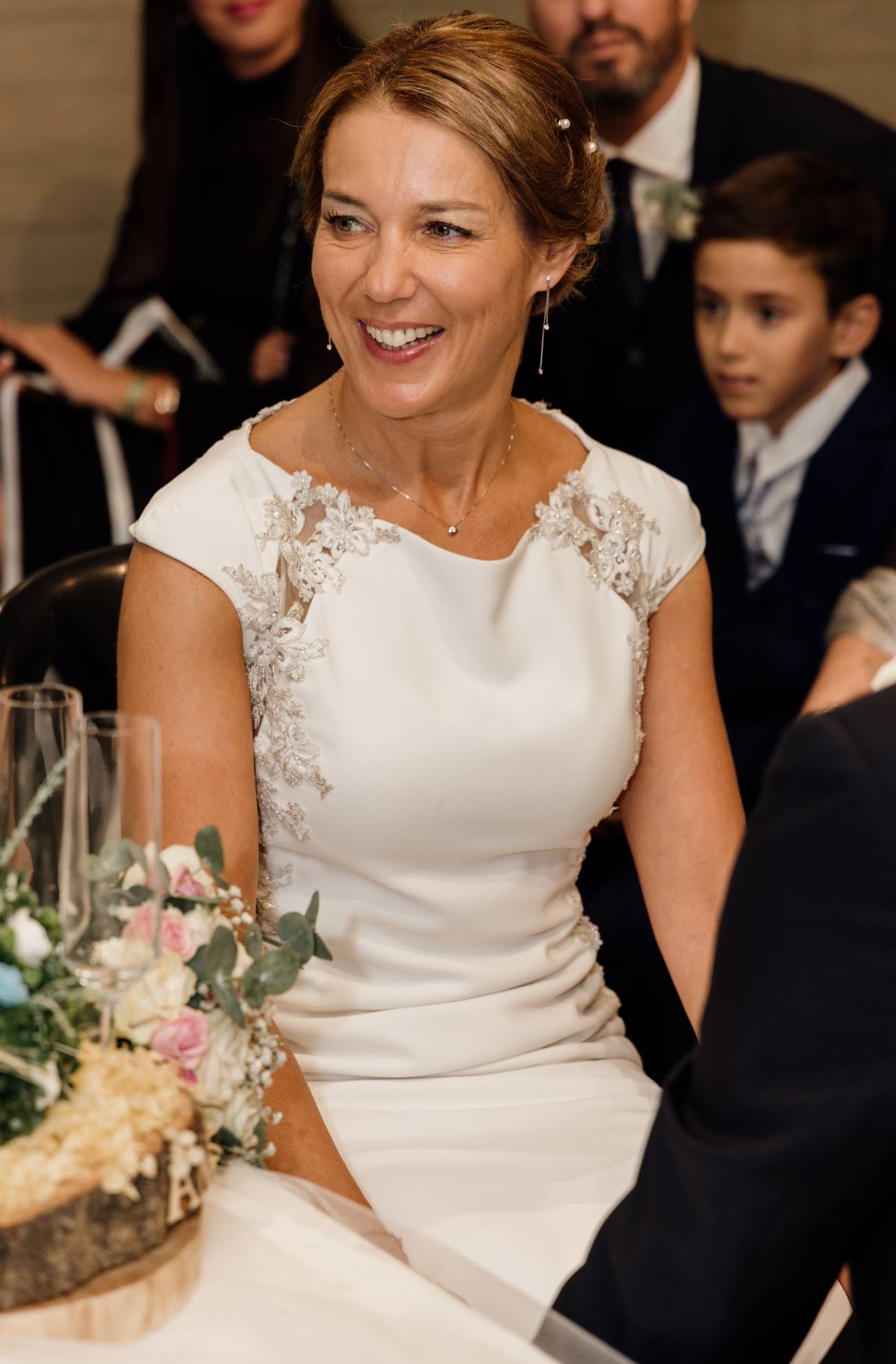 Novia sonriendo durante el banquete de su boda en el norte de España