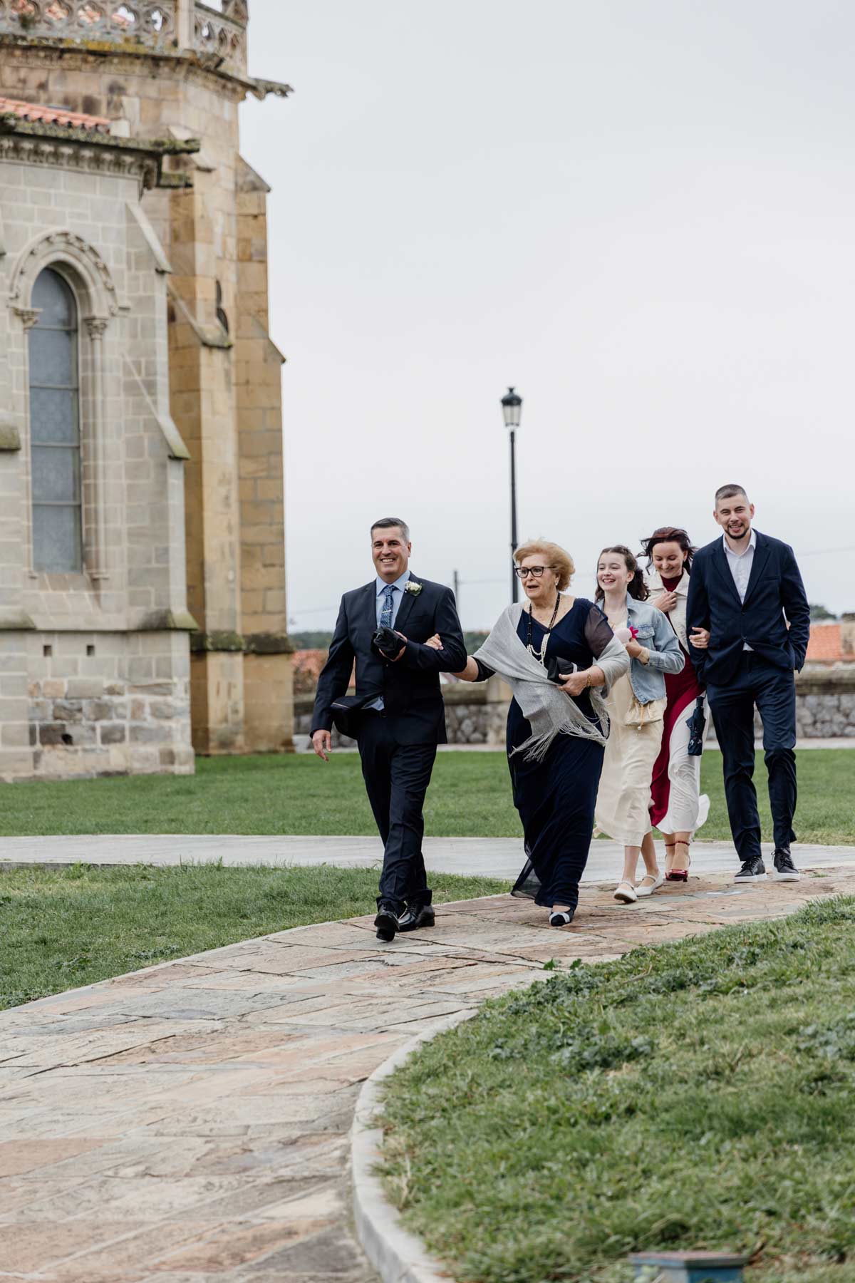 Familia caminando junto a la iglesia durante una boda en Cantabria