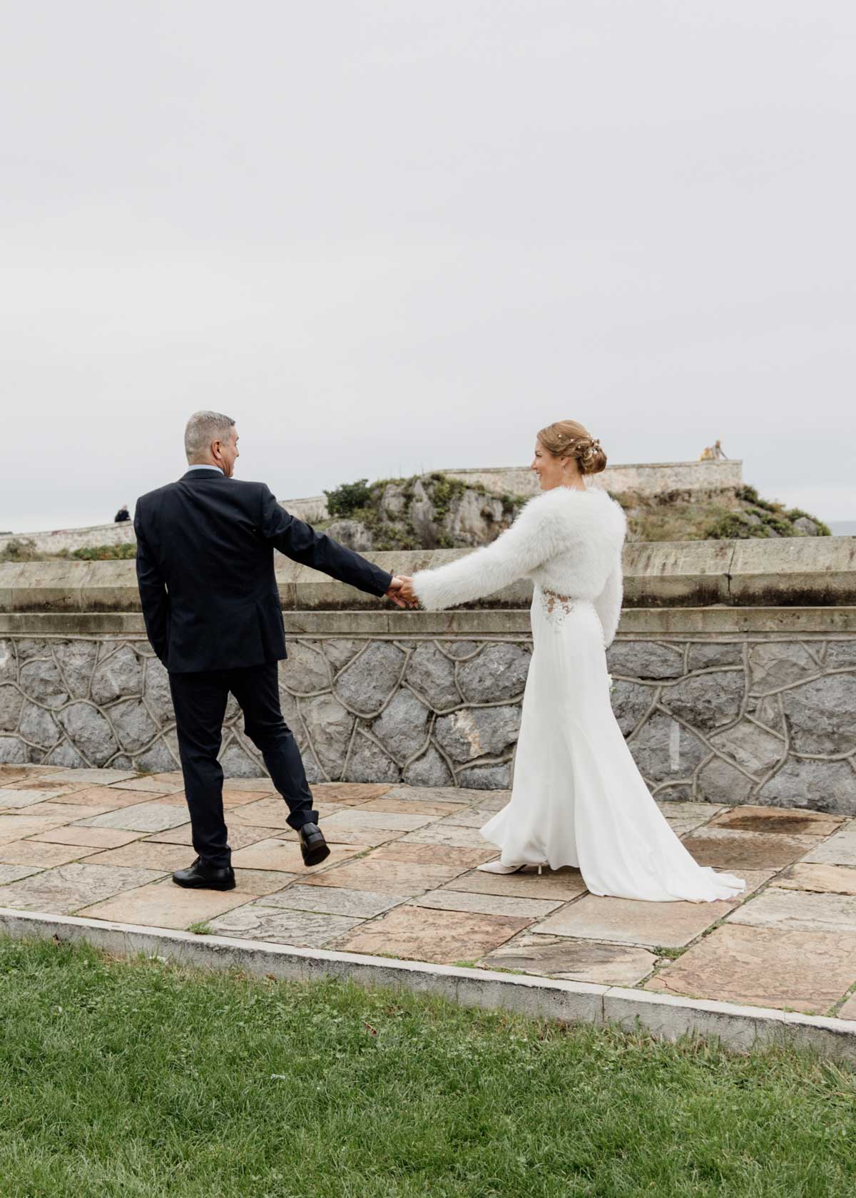 Pareja caminando de la mano durante su reportaje de boda en Cantabria