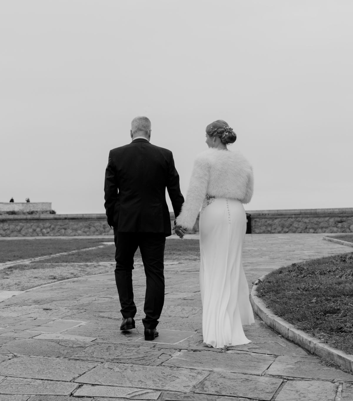 Pareja caminando de la mano durante su reportaje de boda en Cantabria