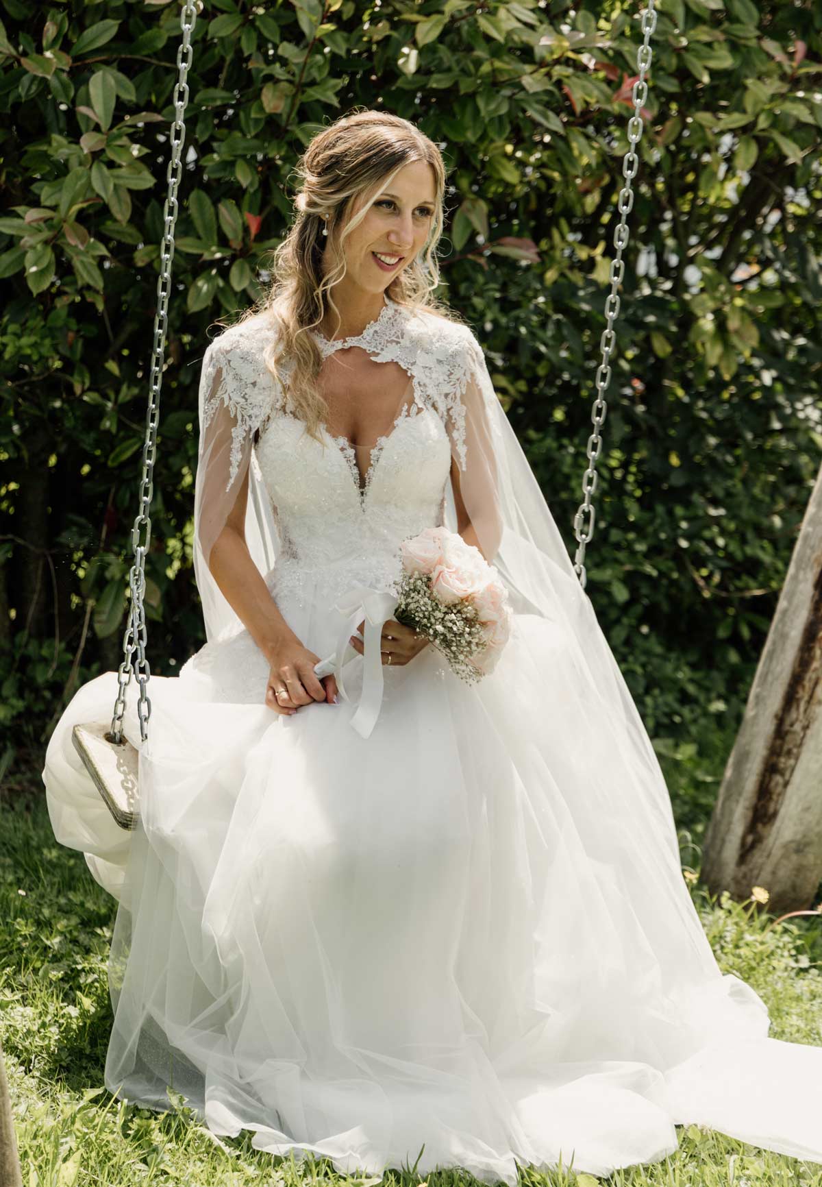 Novia sentada en un columpio con su vestido y ramo, fotografiada por un fotógrafo de bodas en Bilbao.