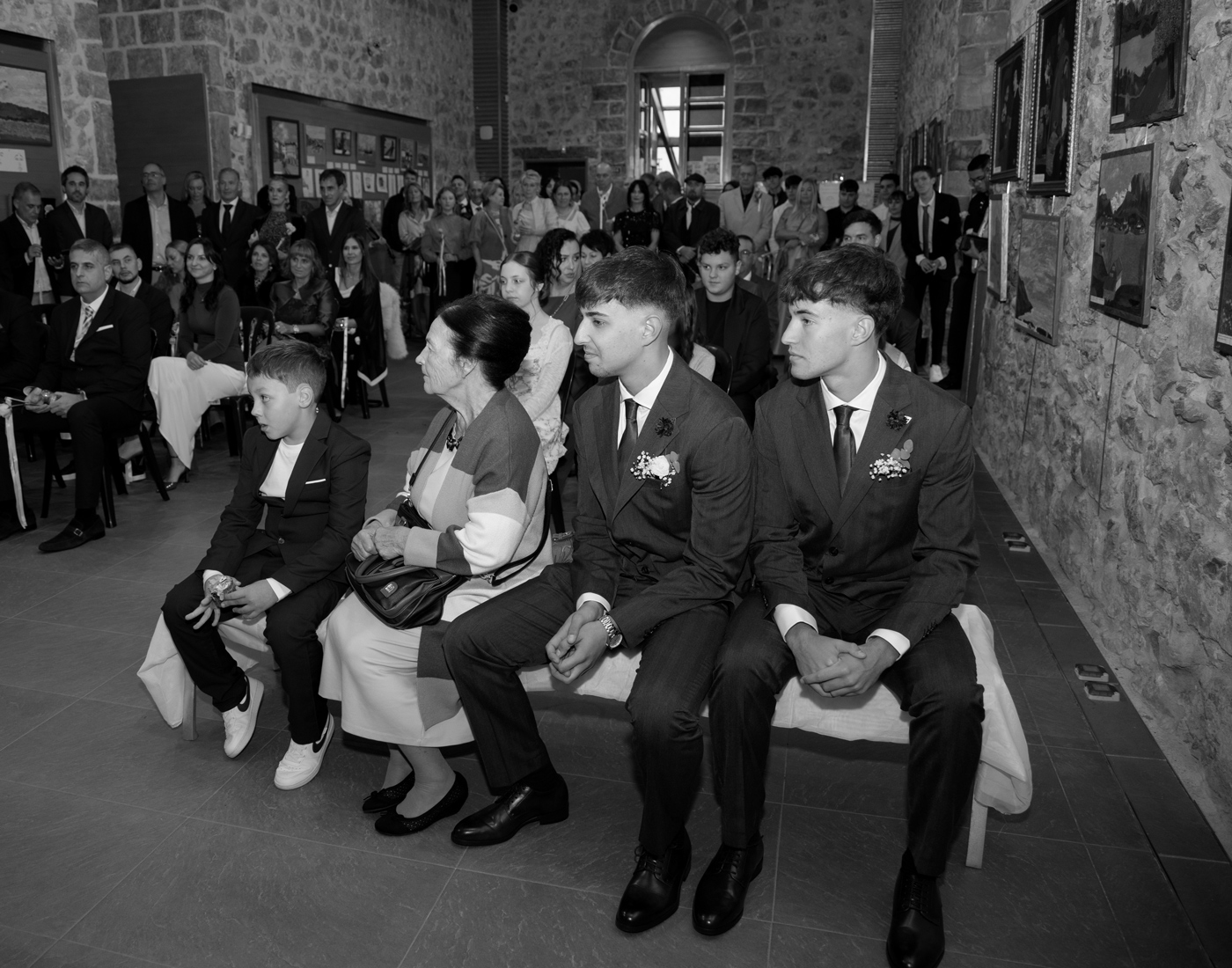 Invitados en una ceremonia de boda en Cantabria durante el reportaje fotográfico