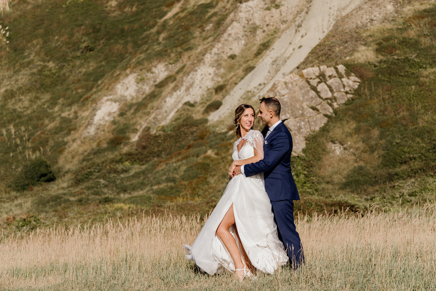 Pareja de novios posando en un paisaje de montaña durante su reportaje de boda - Fotógrafo de bodas en Bizkaia.