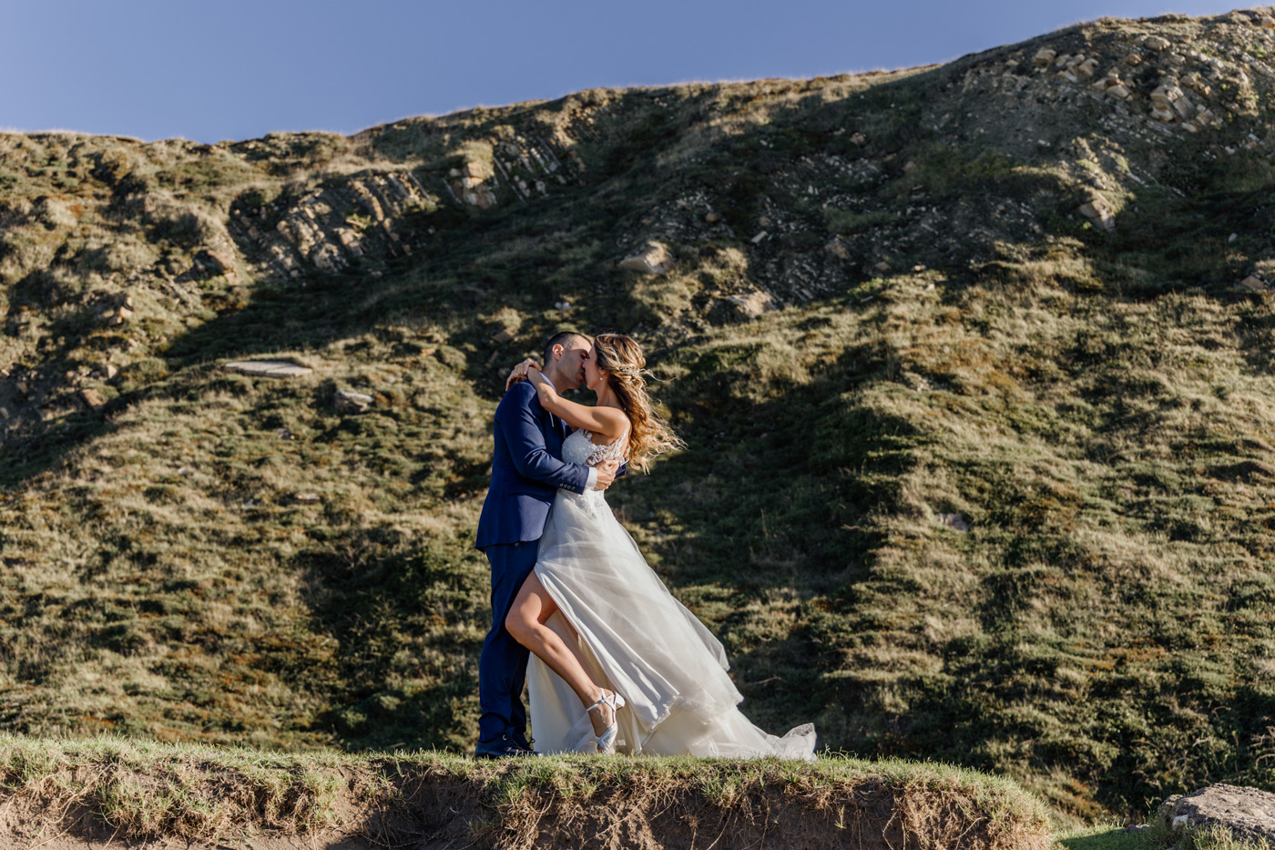 Pareja de novios abrazándose en un paisaje de montaña durante su boda — Fotógrafo de bodas en Bizkaia.
