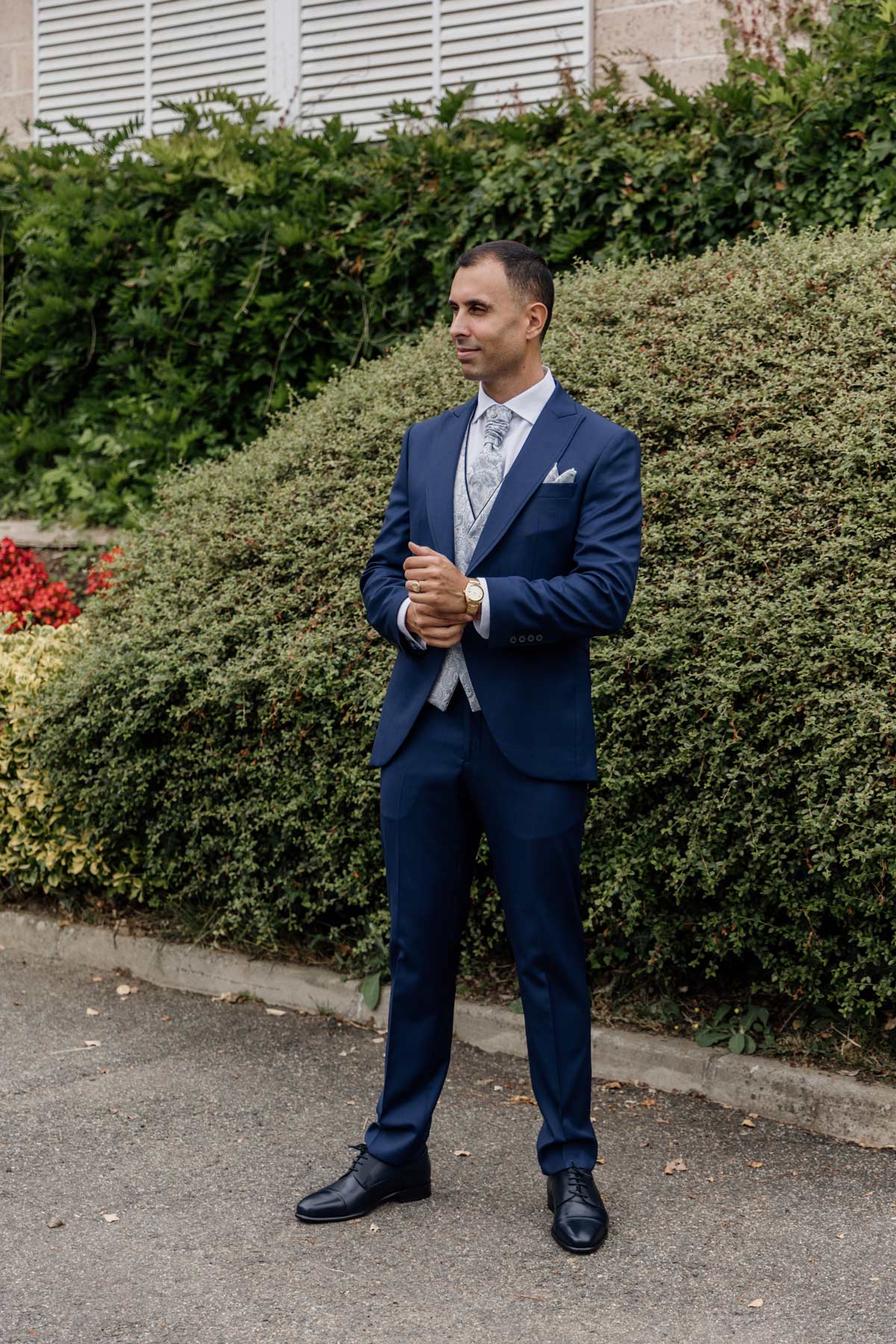 Novio posando con su traje de boda al aire libre, fotografiado por un fotógrafo de bodas en Bilbao.