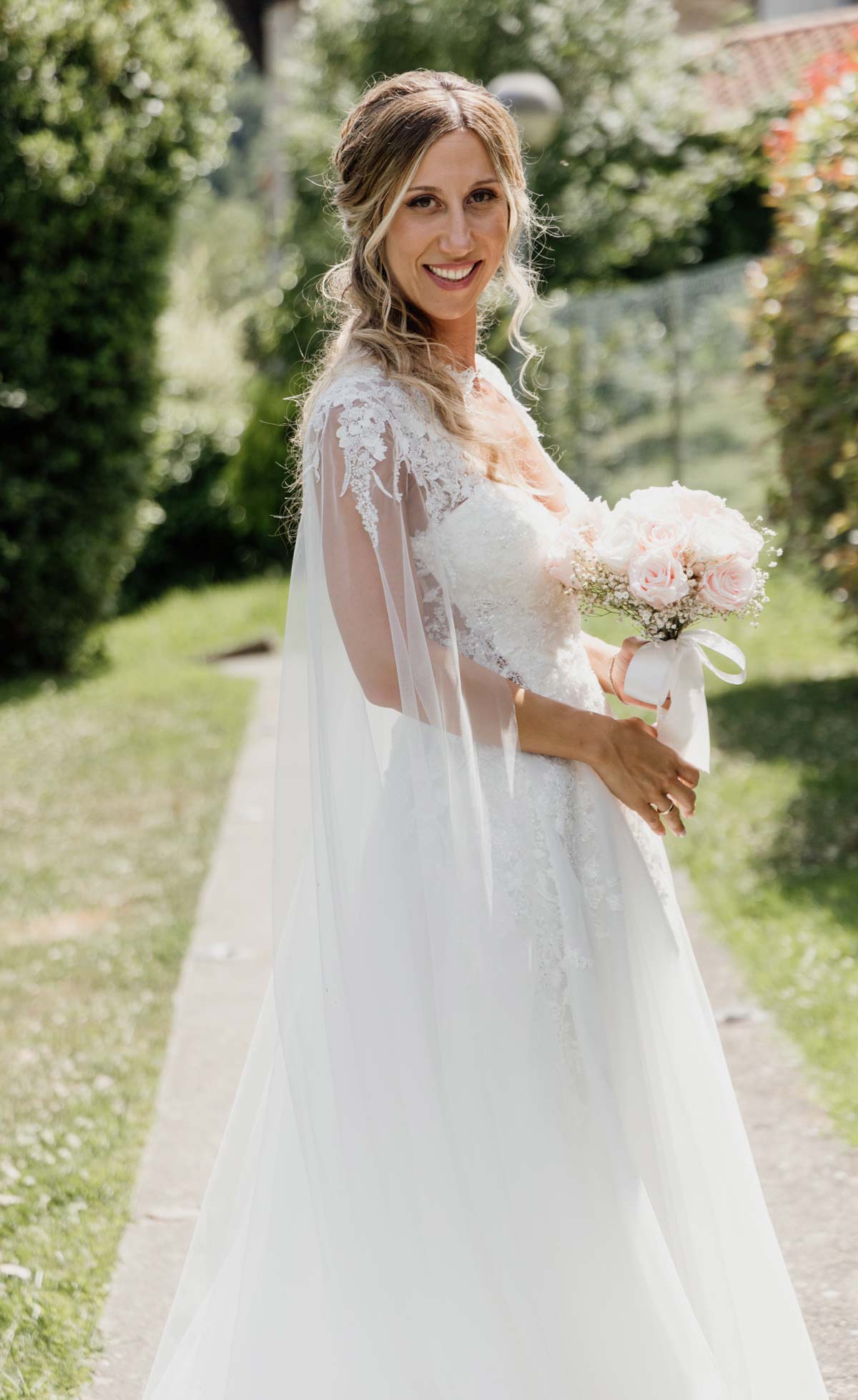 Retrato de una novia con su vestido y ramo posando al aire libre, fotografiada por un fotógrafo de bodas en Bilbao.