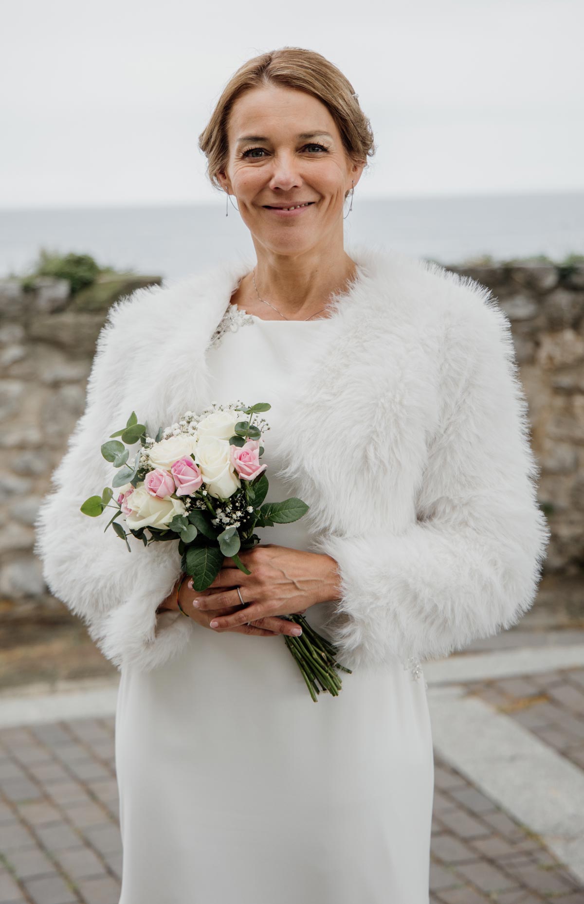 Novia con ramo en un reportaje de boda en Cantabria