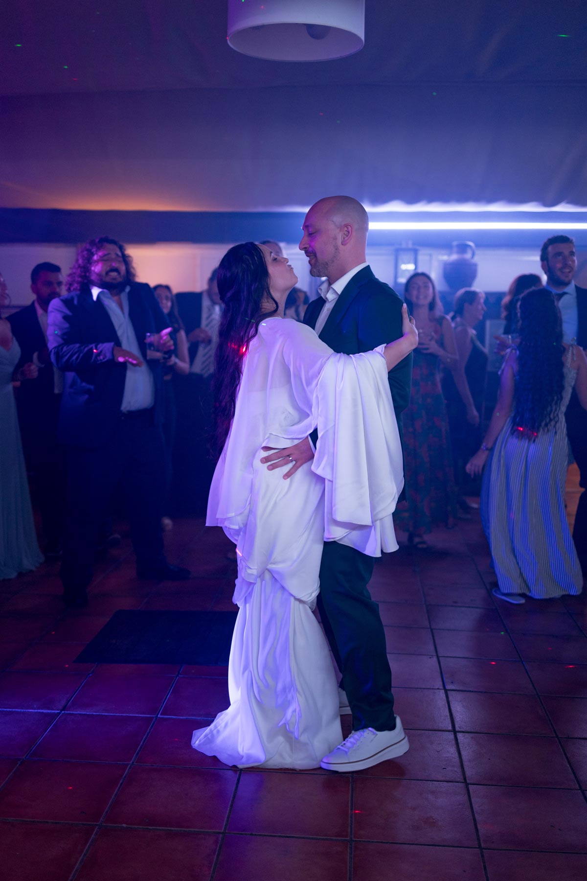 Celebración novios bailando