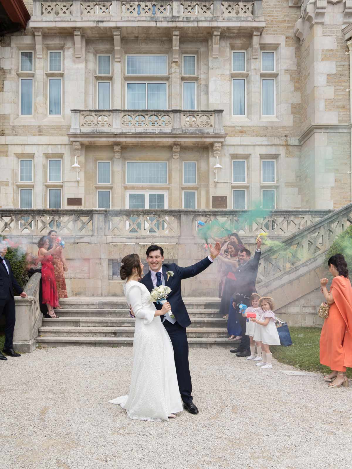 Celebración novios exteriores Palacio Magdalena