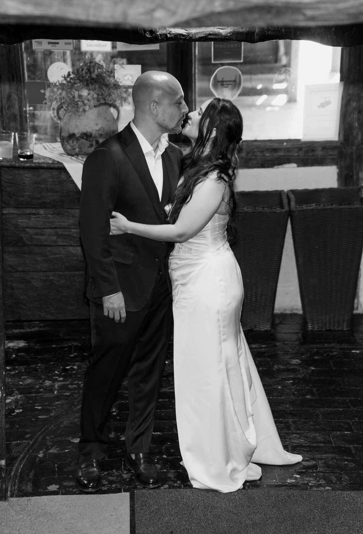 Fotografía blanco y negro novios mirándose