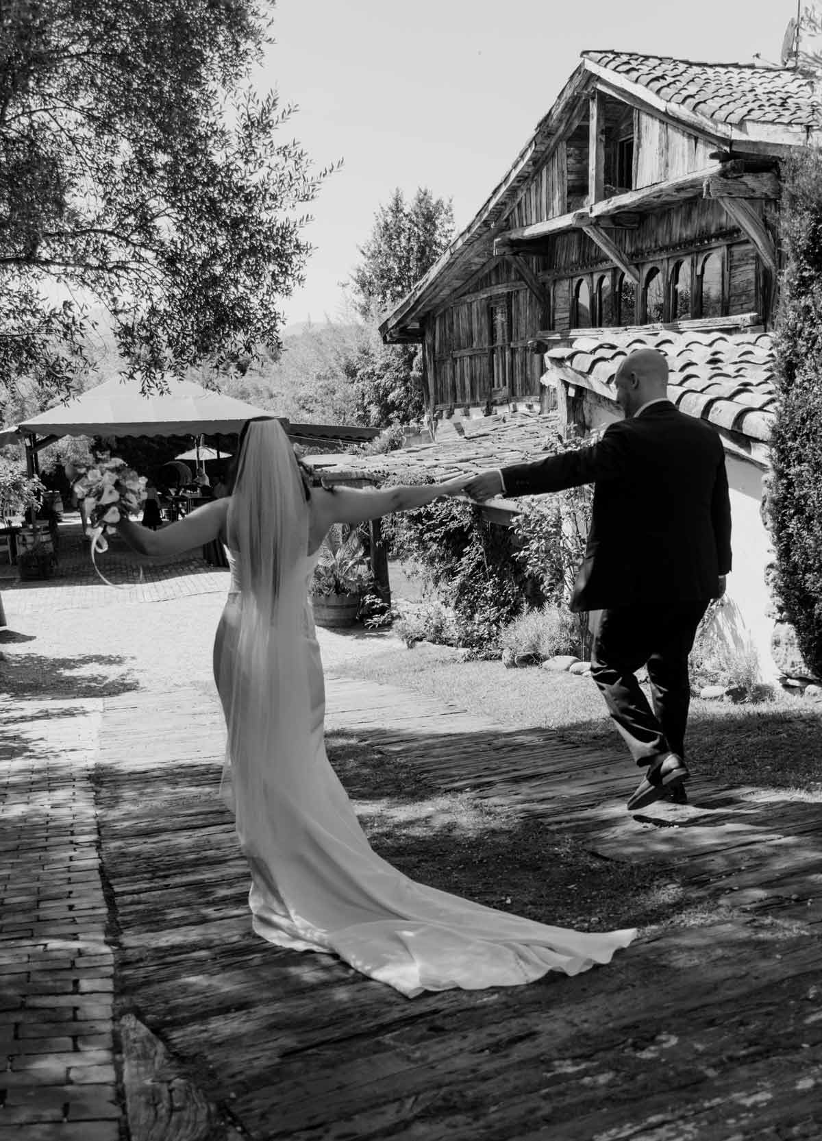 Fotografía blanco y negro recién casados