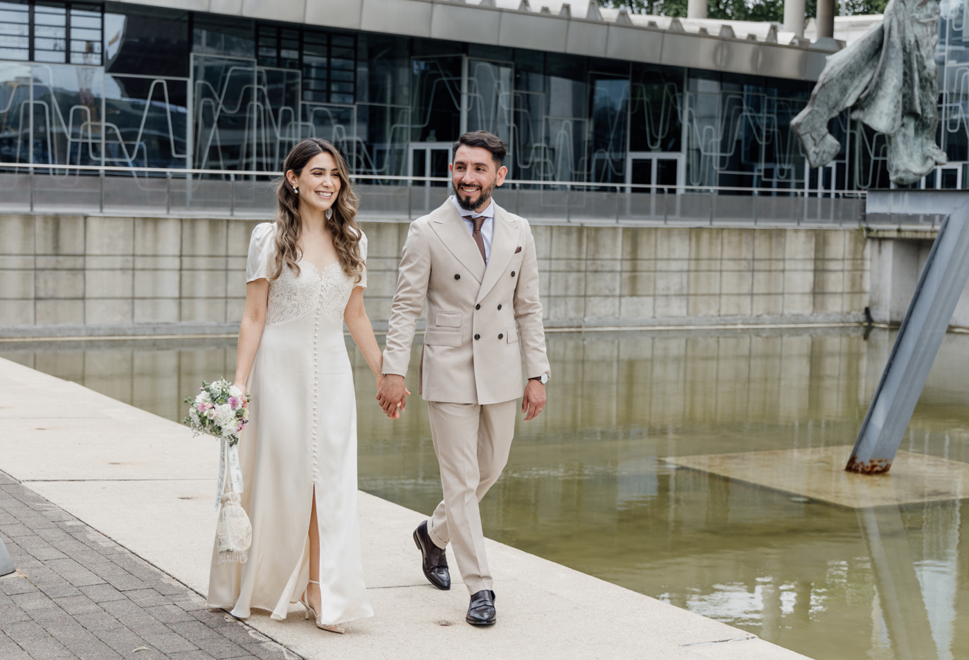 Fotografía bodas novios paseando Bilbao