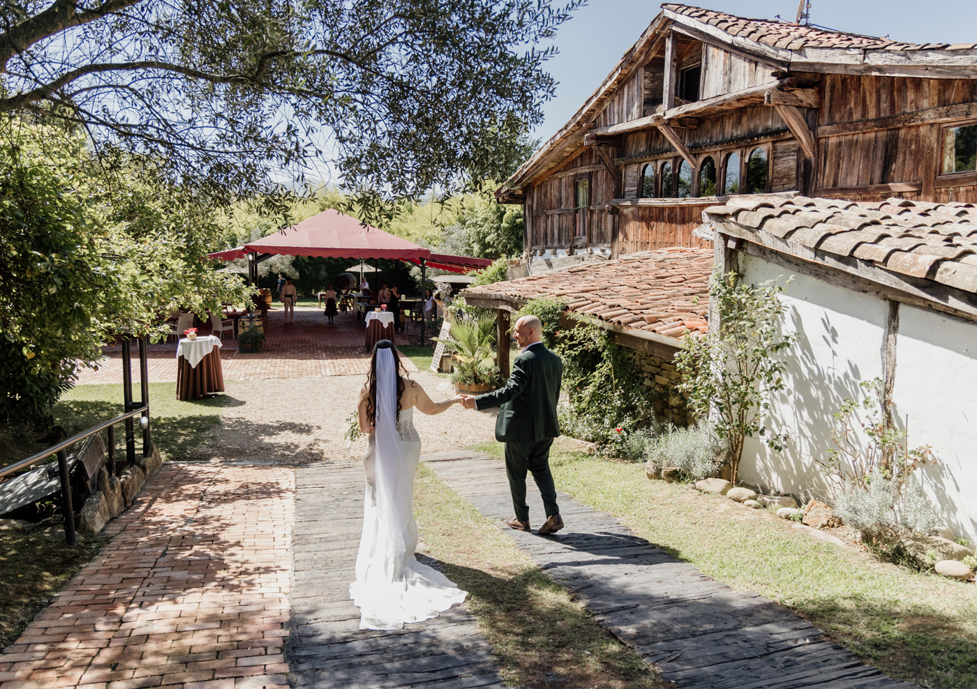 Fotografía de novios en restaurante Aspaldiko