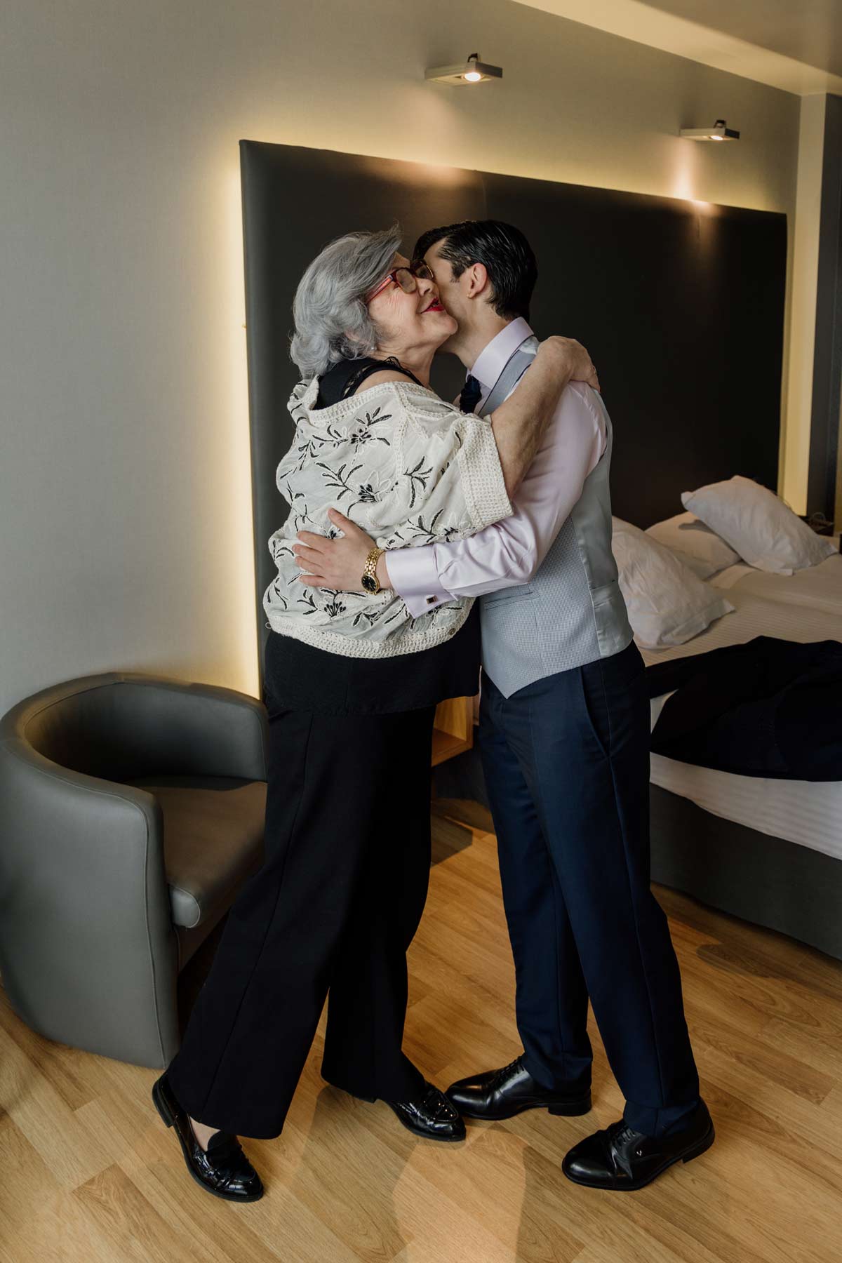Fotografía novio y madre abrazados Santander