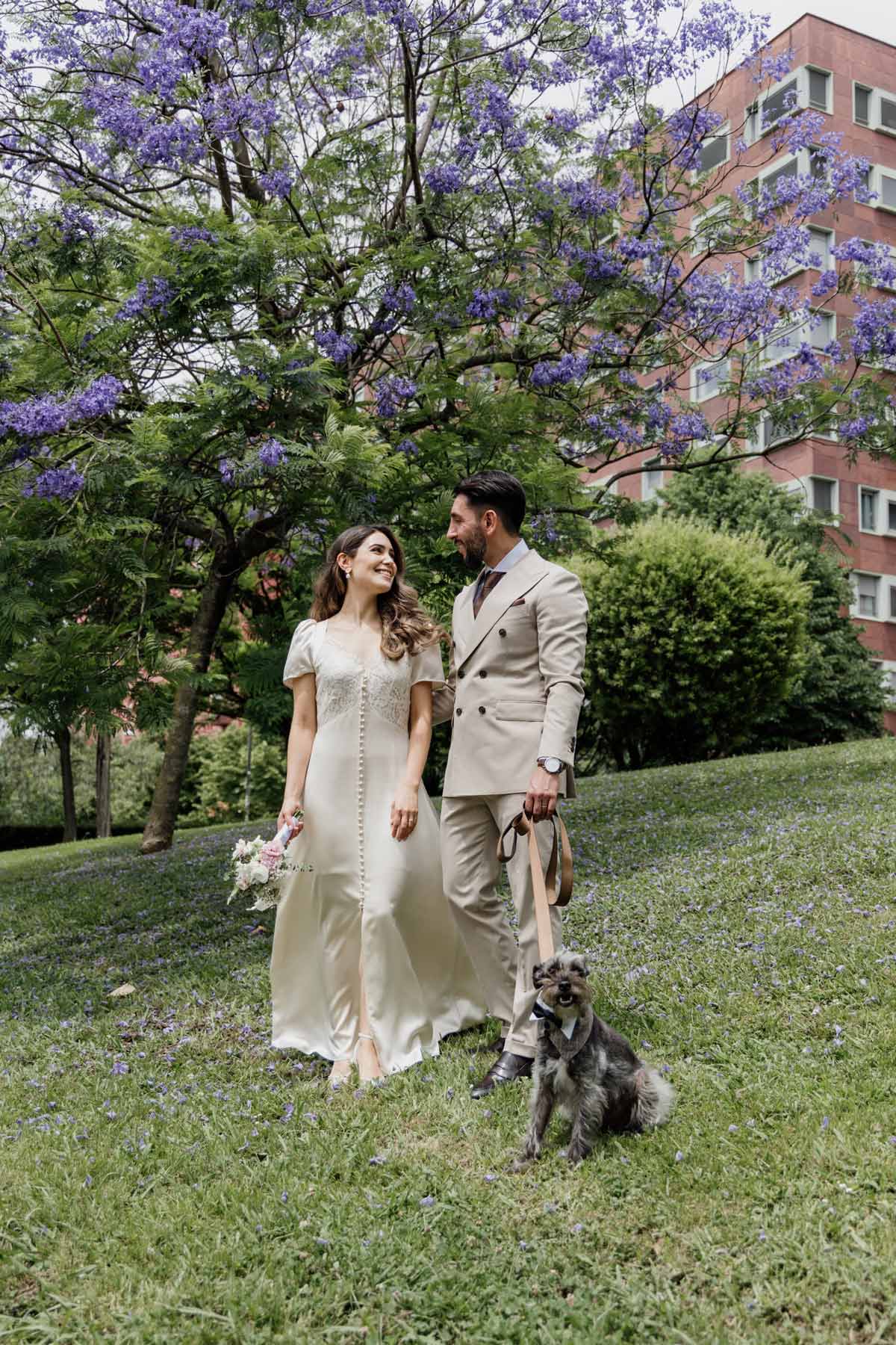 Fotografía novios con perro Bilbao
