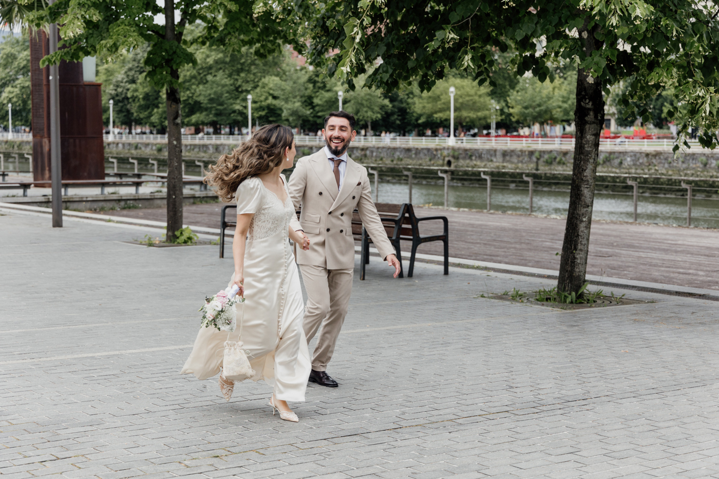 Fotografía novios corriendo alegres
