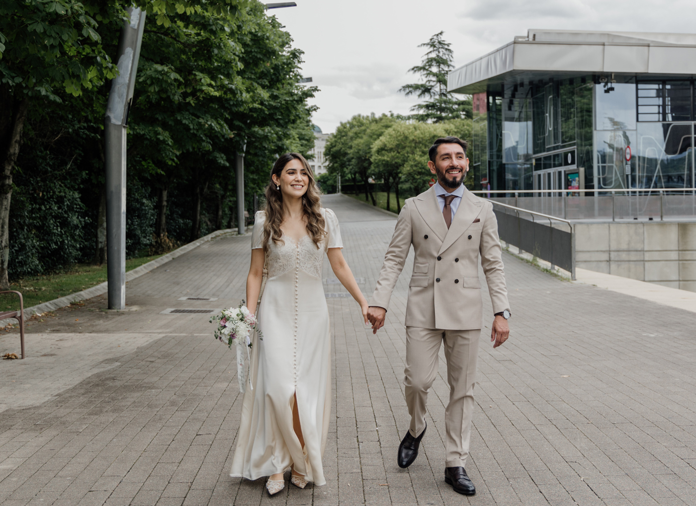 Fotografía novios paseando Bilbao