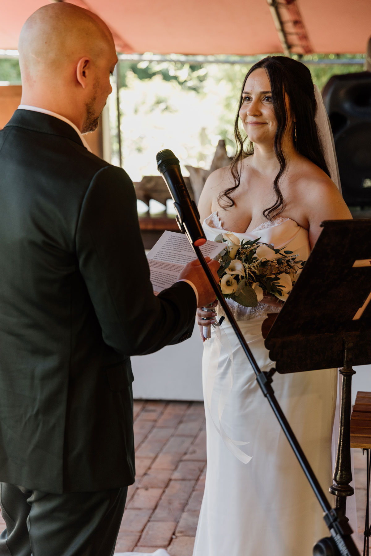 Fotógrafo bodas Aspaldiko novia observando al novio