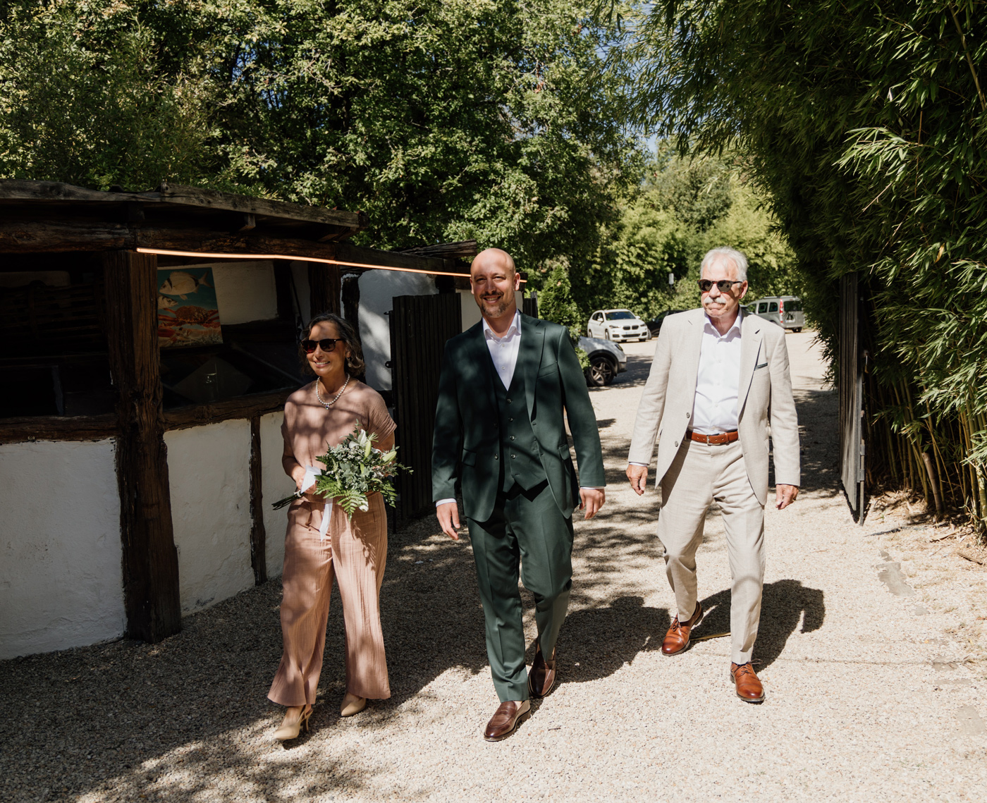 Fotógrafo bodas Bilbao novio con sus padres